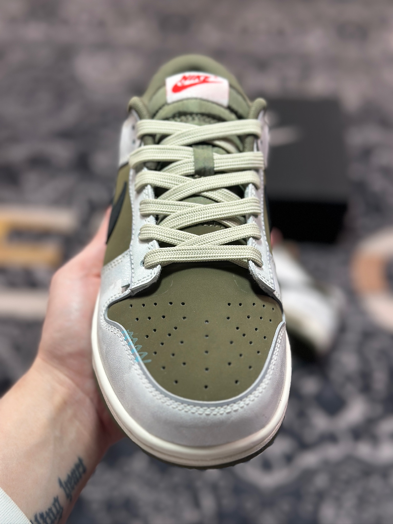 B5280  耐克Nike SB Dunk Low”404 NOT FOUND”扣篮系列低帮板鞋“橄榄绿米白404未找到涂鸦” GW1220-010