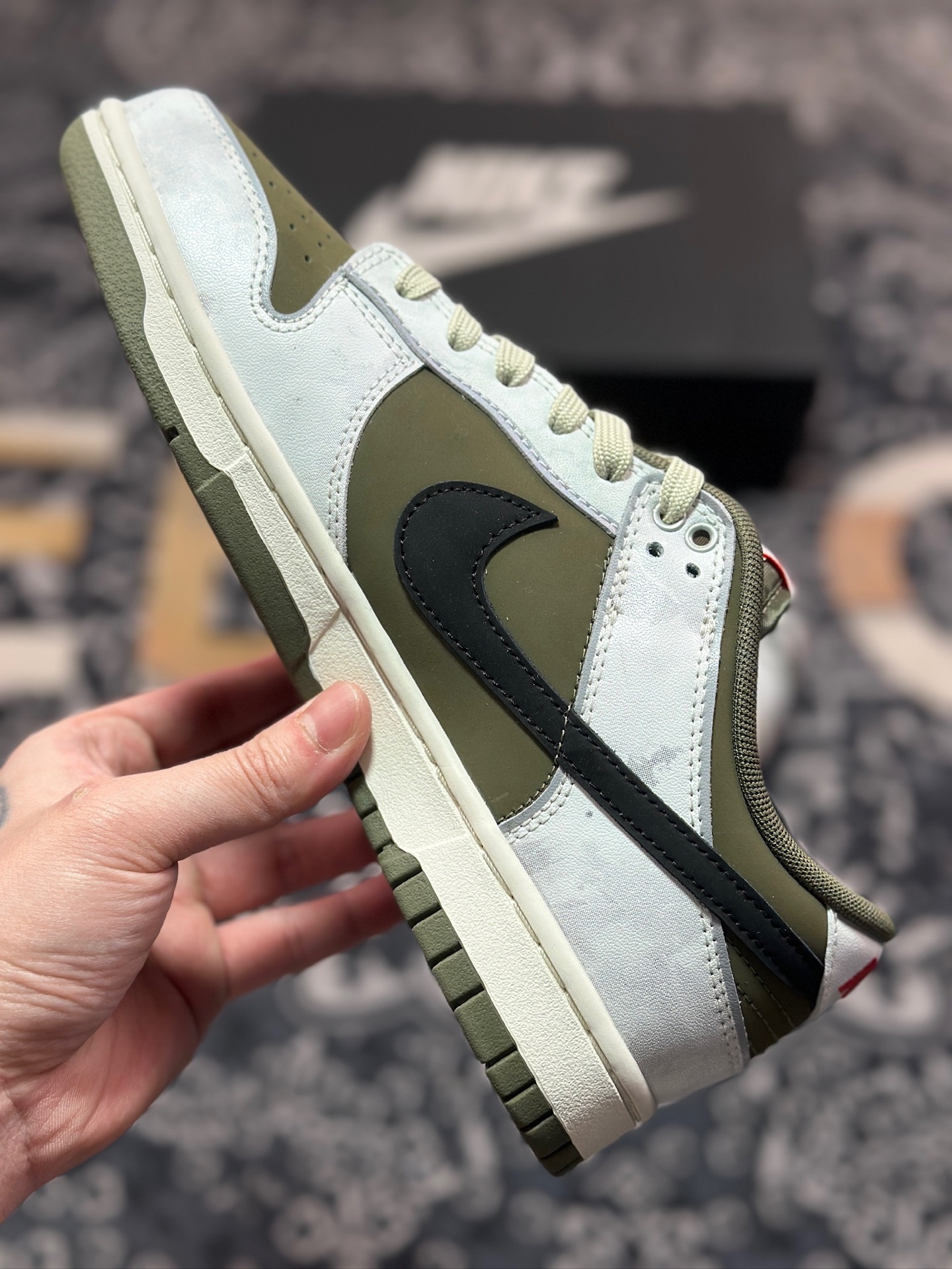 B5280  耐克Nike SB Dunk Low”404 NOT FOUND”扣篮系列低帮板鞋“橄榄绿米白404未找到涂鸦” GW1220-010