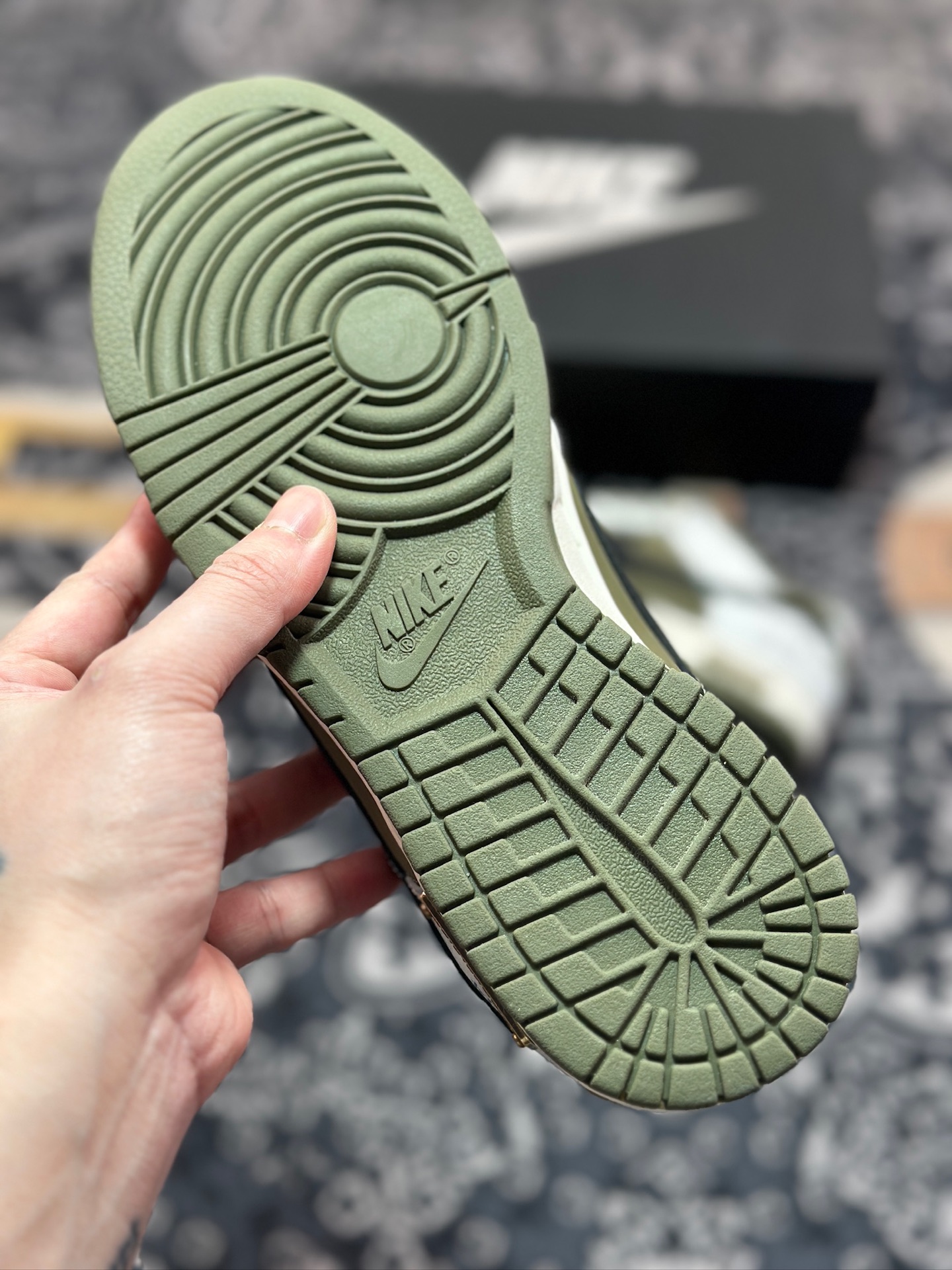 B5280  耐克Nike SB Dunk Low”404 NOT FOUND”扣篮系列低帮板鞋“橄榄绿米白404未找到涂鸦” GW1220-010