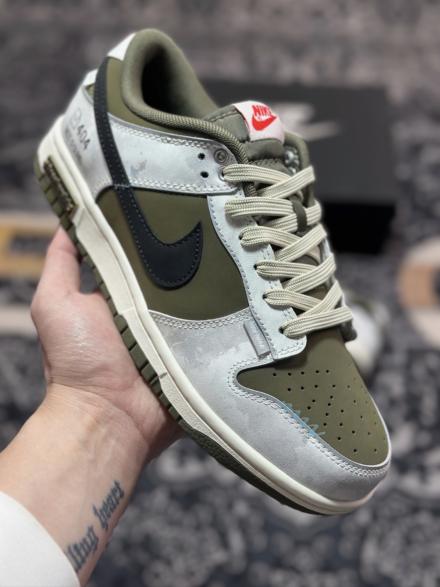 B5280  耐克Nike SB Dunk Low”404 NOT FOUND”扣篮系列低帮板鞋“橄榄绿米白404未找到涂鸦” GW1220-010