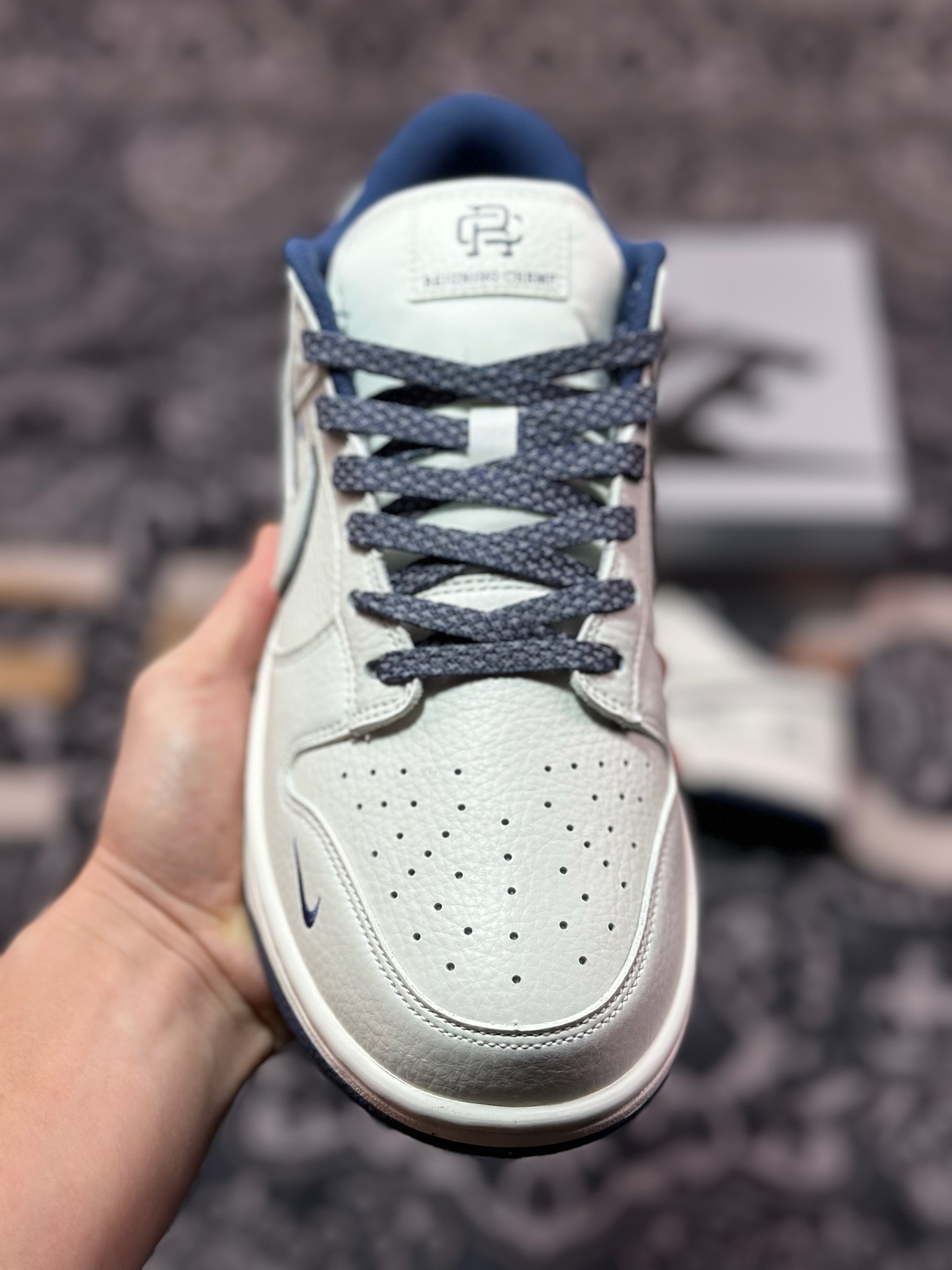 B4280  Reigning Champ x Nk SB Dunk Low 联名三勾 米深蓝配色低帮休闲运动滑板板鞋   RC3085-891