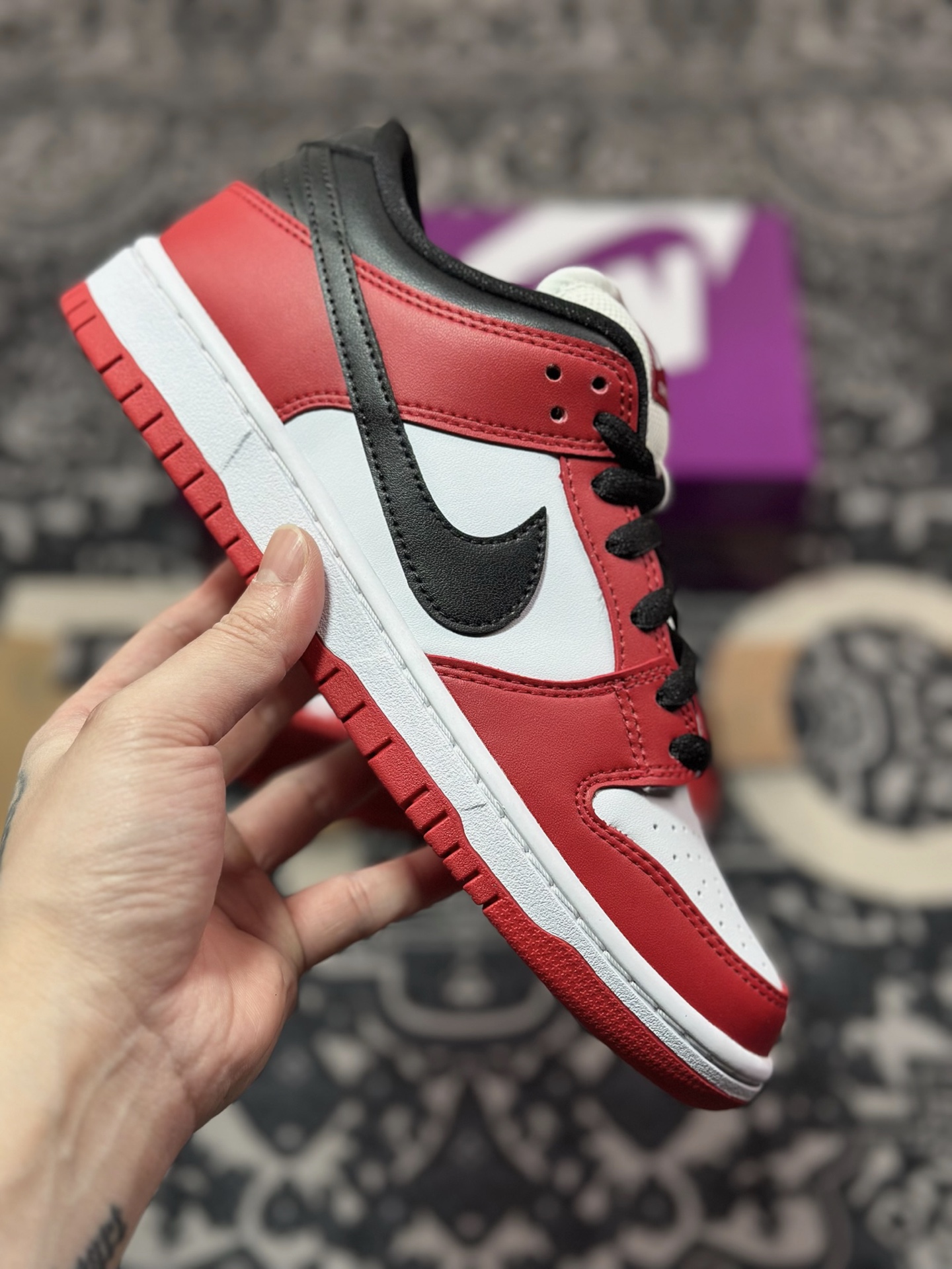 A9220  NK SB Dunk Low 芝加哥黑白红    BQ6817-600