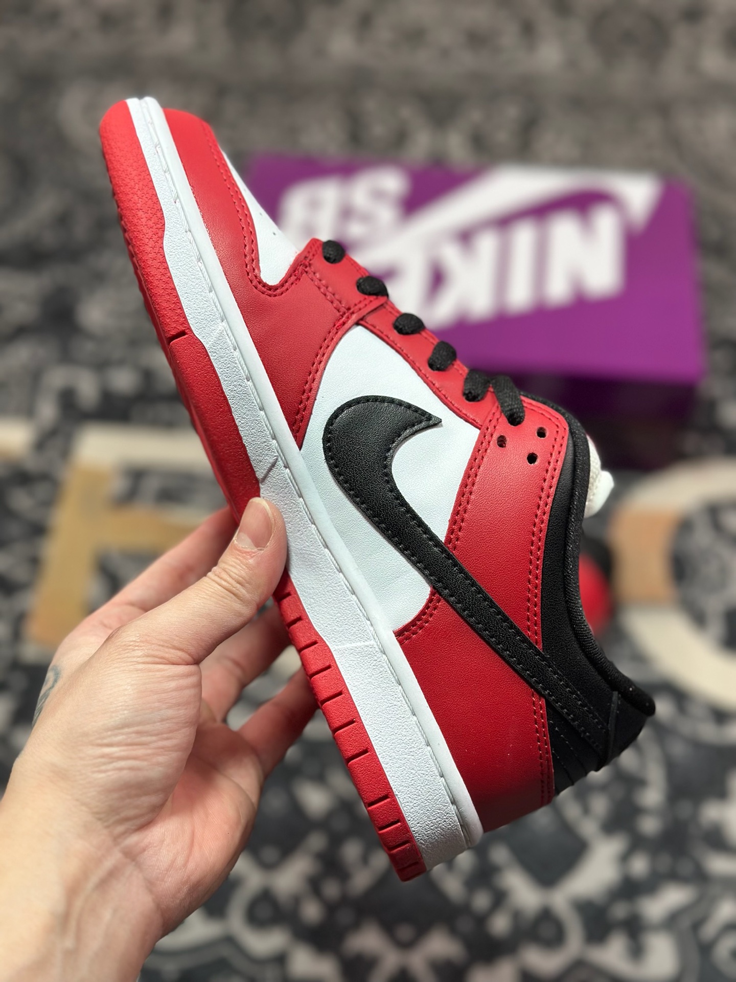 A9220  NK SB Dunk Low 芝加哥黑白红    BQ6817-600