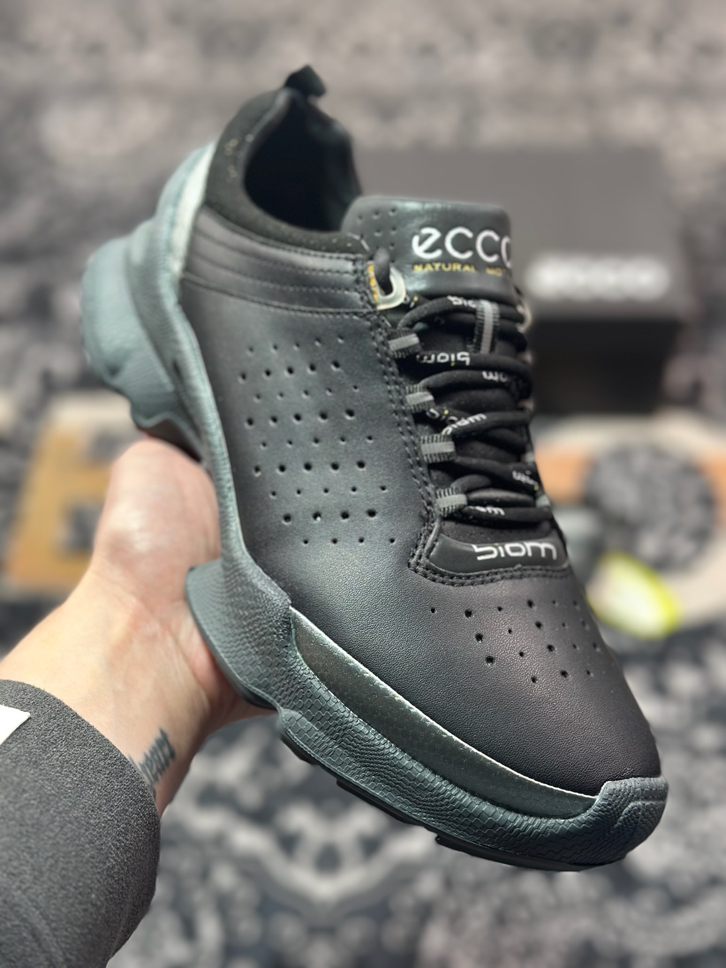B7300  ECCO爱步男款运动鞋 真皮透气休闲防滑跑步鞋