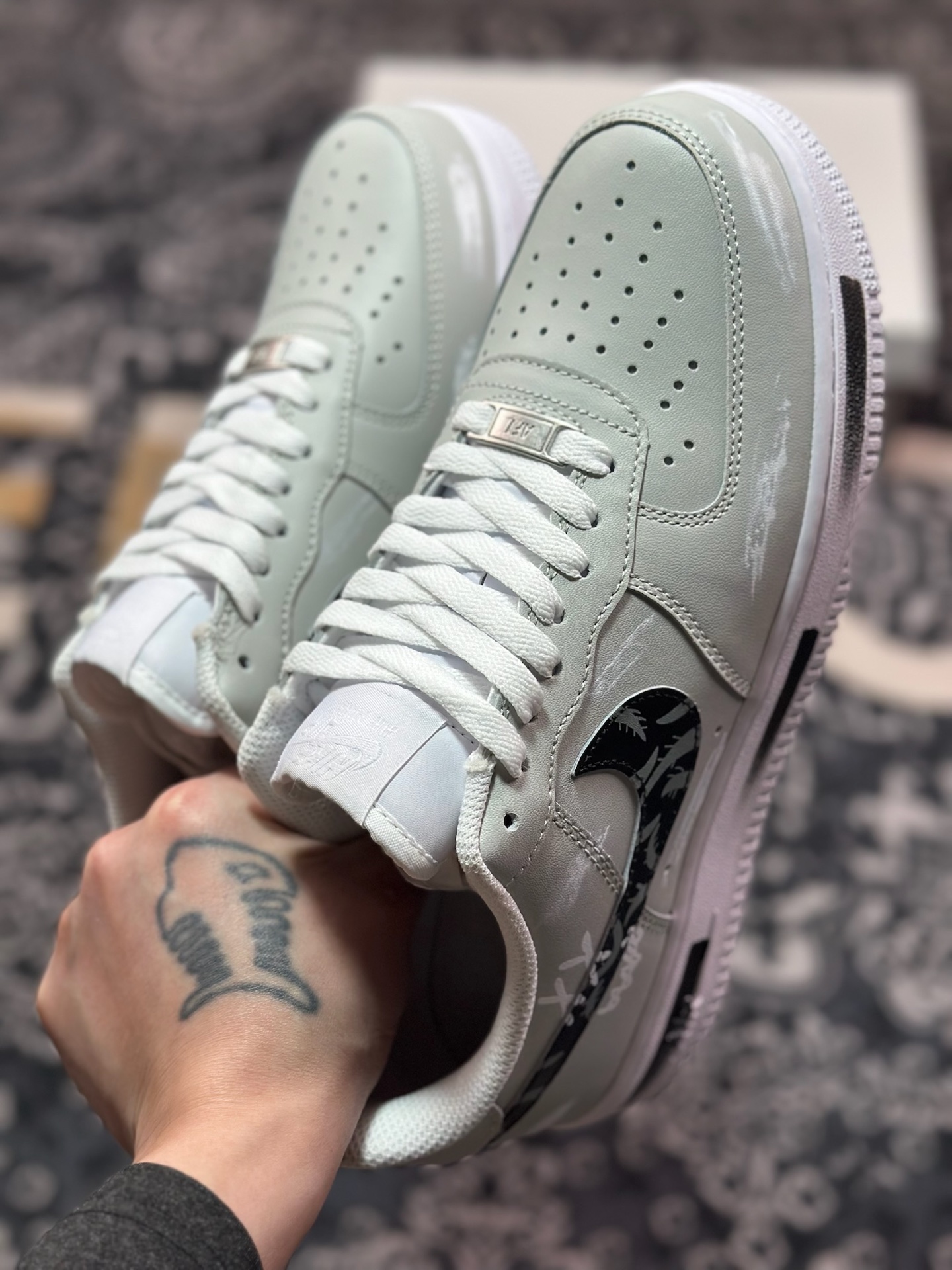 B2240  耐克Nike Air Force 1'07 Low”Graffiti”空军一号低帮板鞋“皮革浅灰白黑涂鸦” CW2288-111