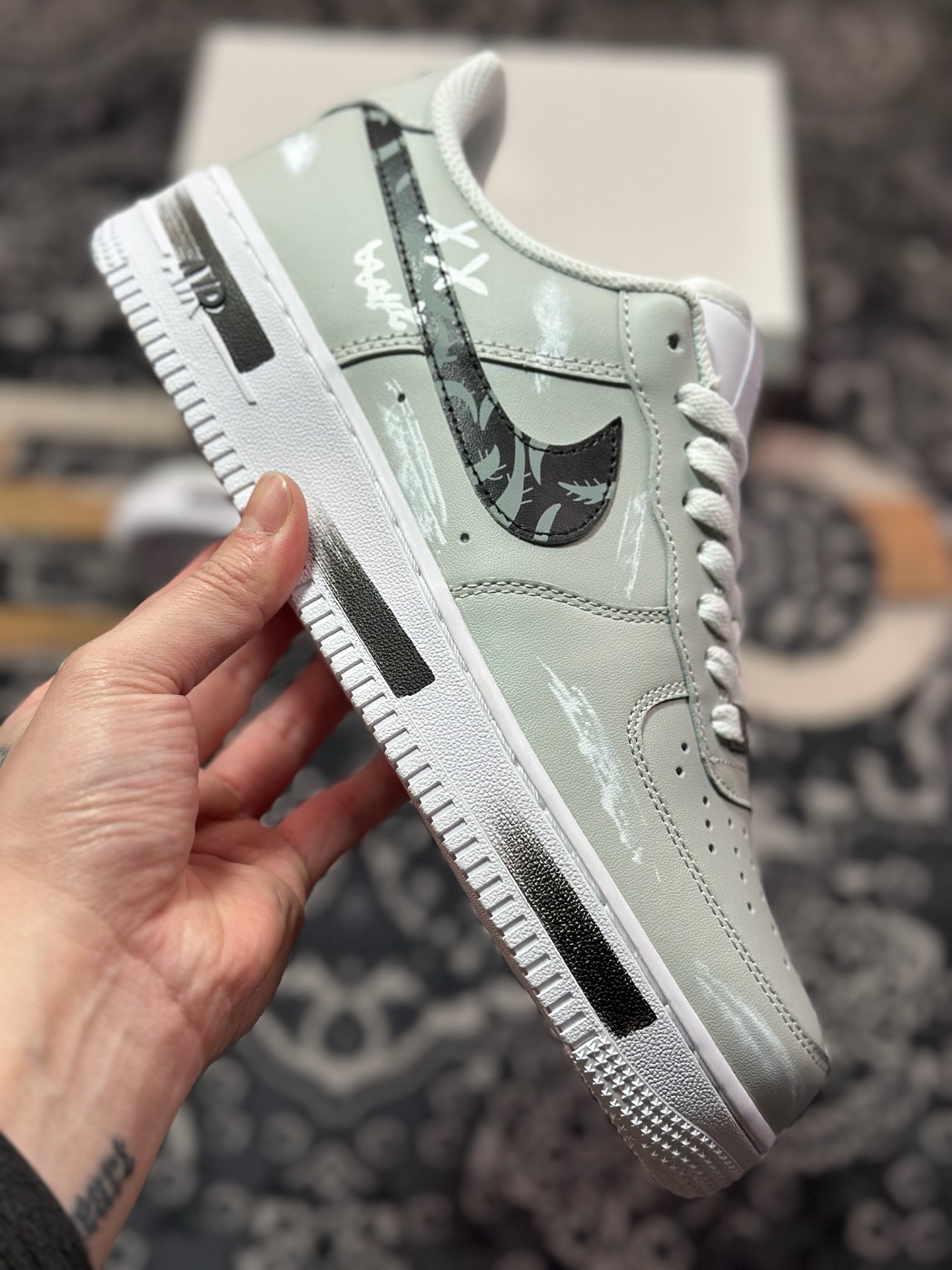 B2240  耐克Nike Air Force 1'07 Low”Graffiti”空军一号低帮板鞋“皮革浅灰白黑涂鸦” CW2288-111