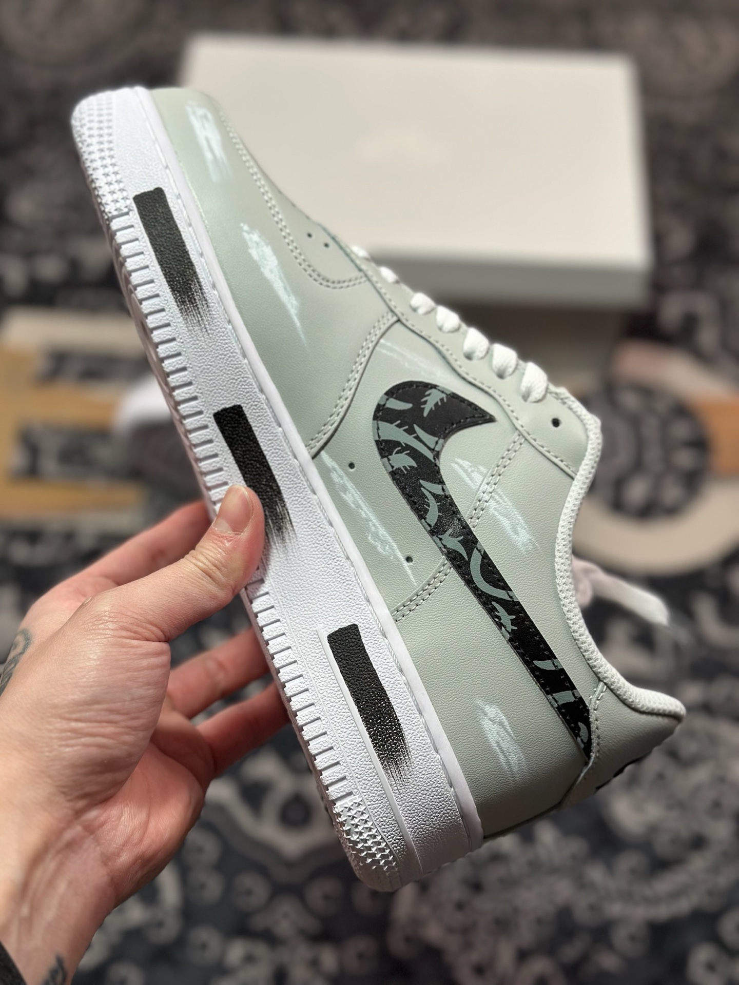 B2240  耐克Nike Air Force 1'07 Low”Graffiti”空军一号低帮板鞋“皮革浅灰白黑涂鸦” CW2288-111