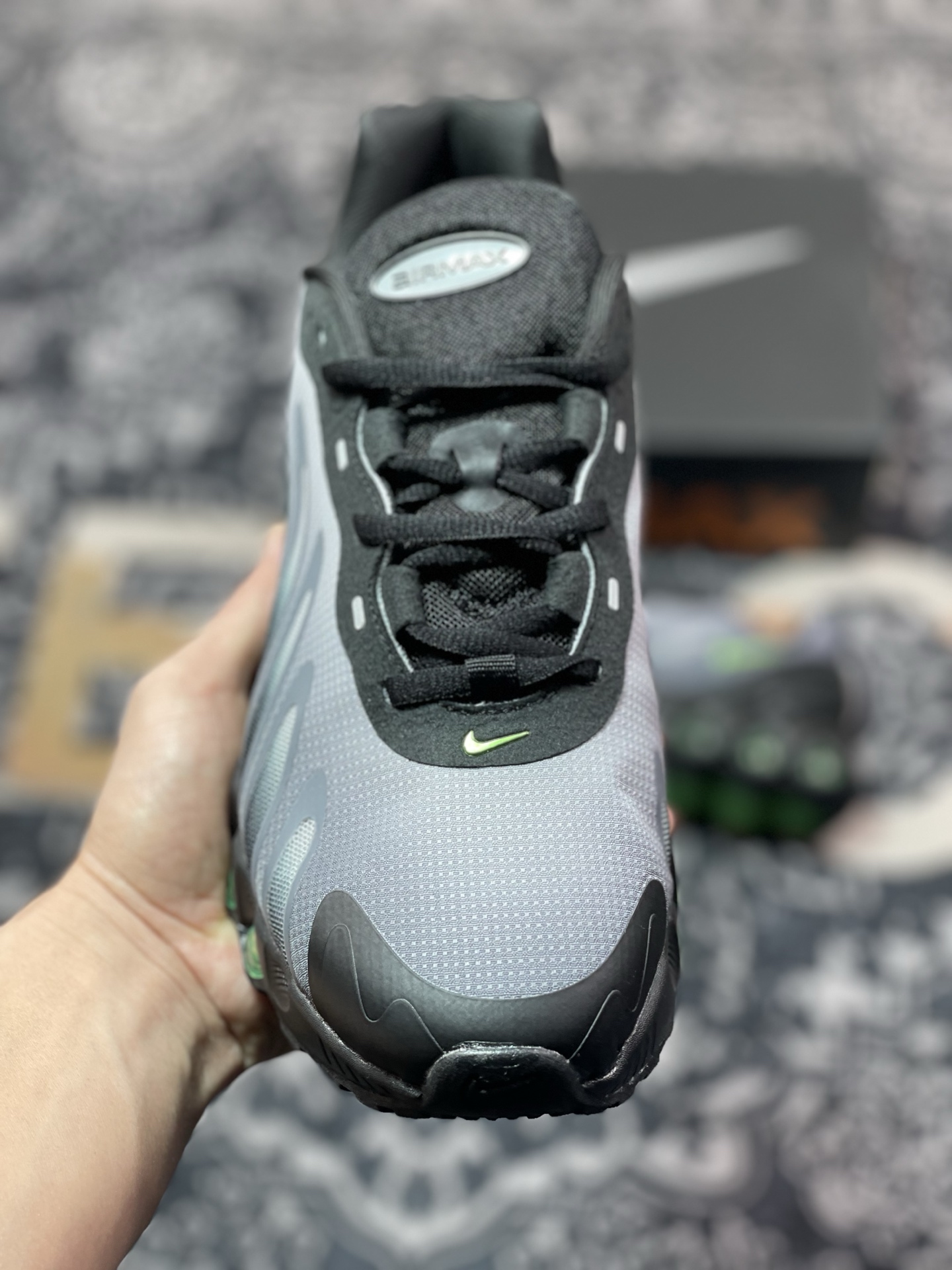 Nike Air Max Dn8 运动舒适减震 低帮跑步鞋 FQ7860-003 黑灰色