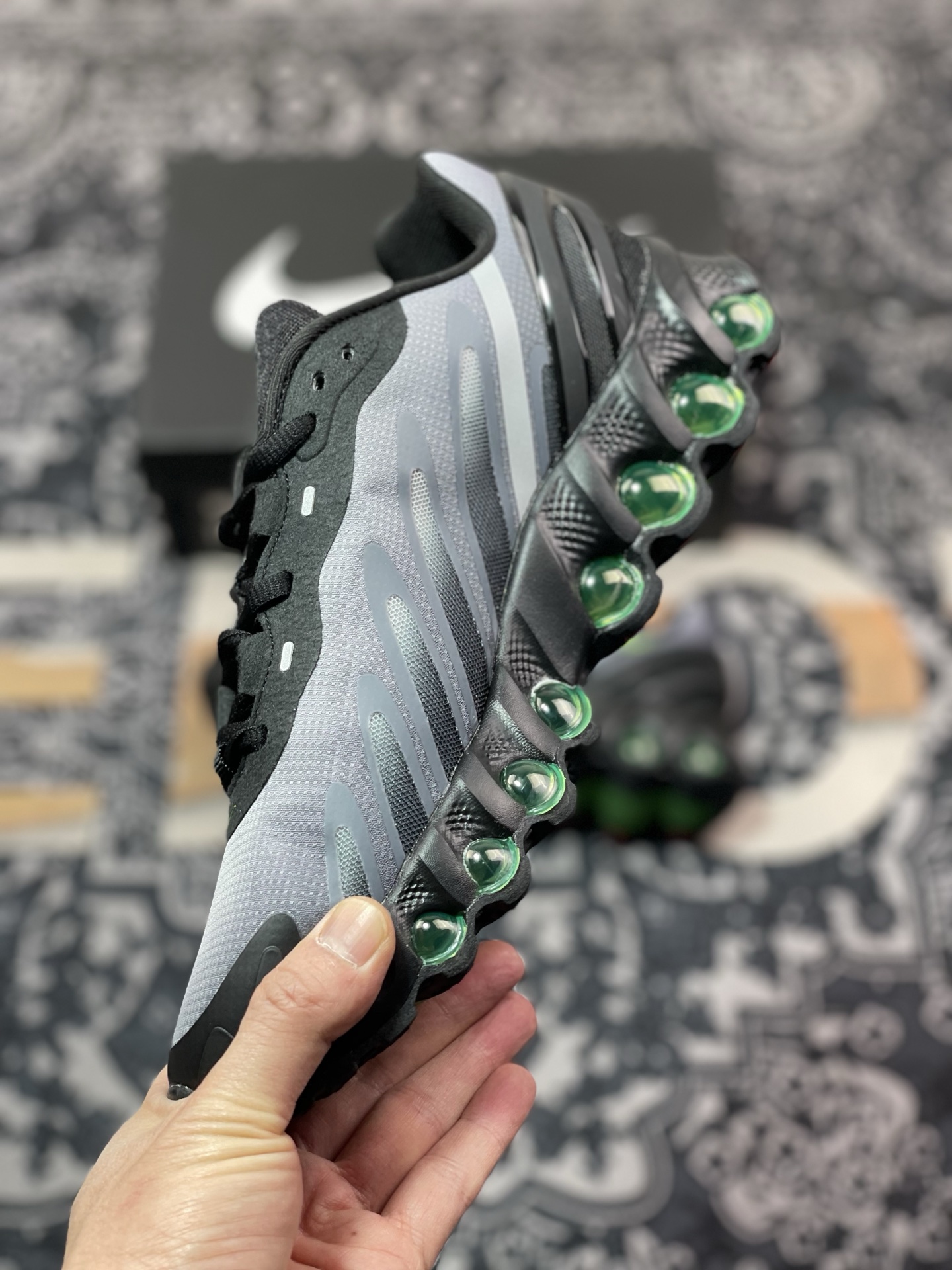Nike Air Max Dn8 运动舒适减震 低帮跑步鞋 FQ7860-003 黑灰色