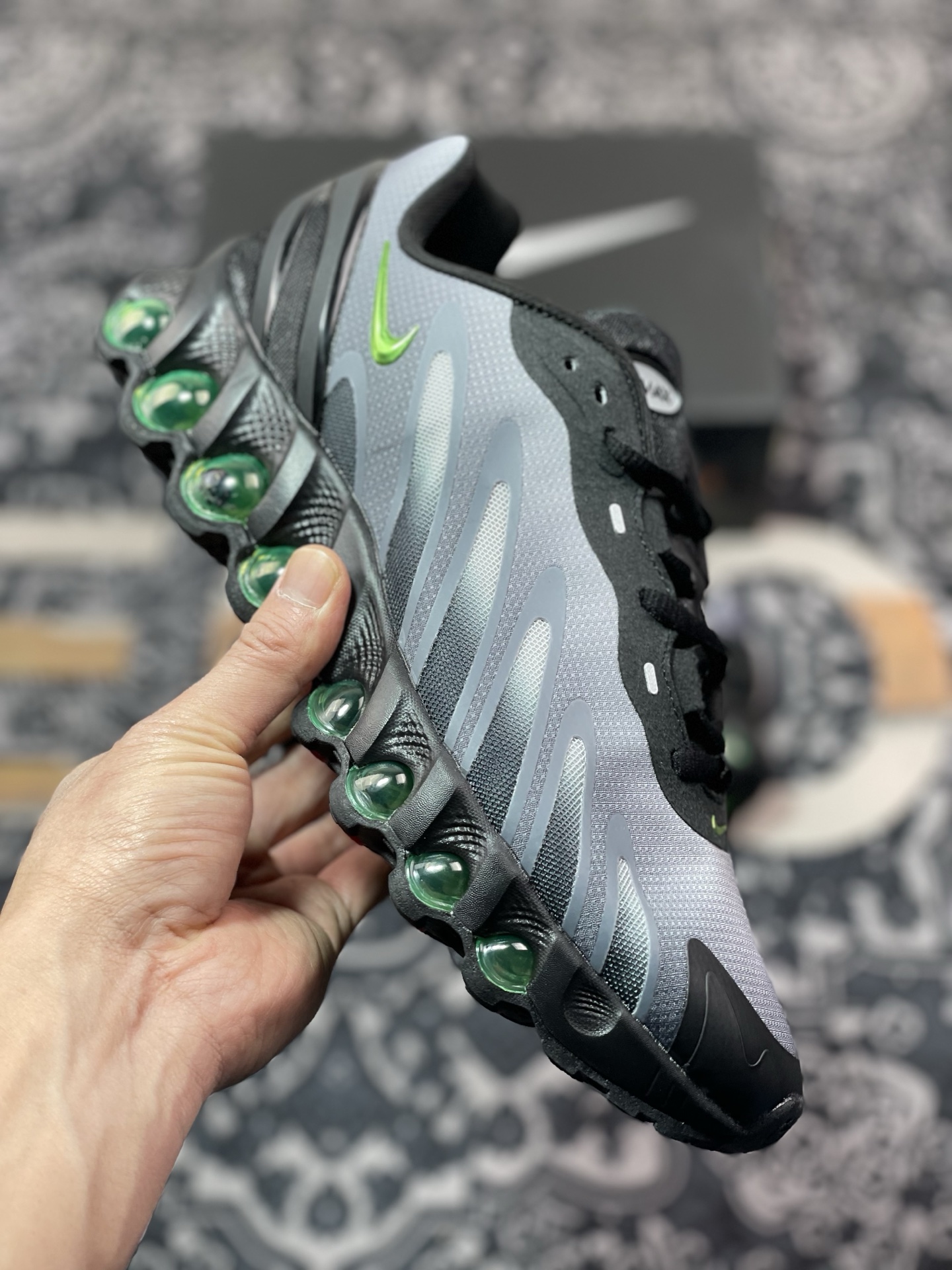 Nike Air Max Dn8 运动舒适减震 低帮跑步鞋 FQ7860-003 黑灰色