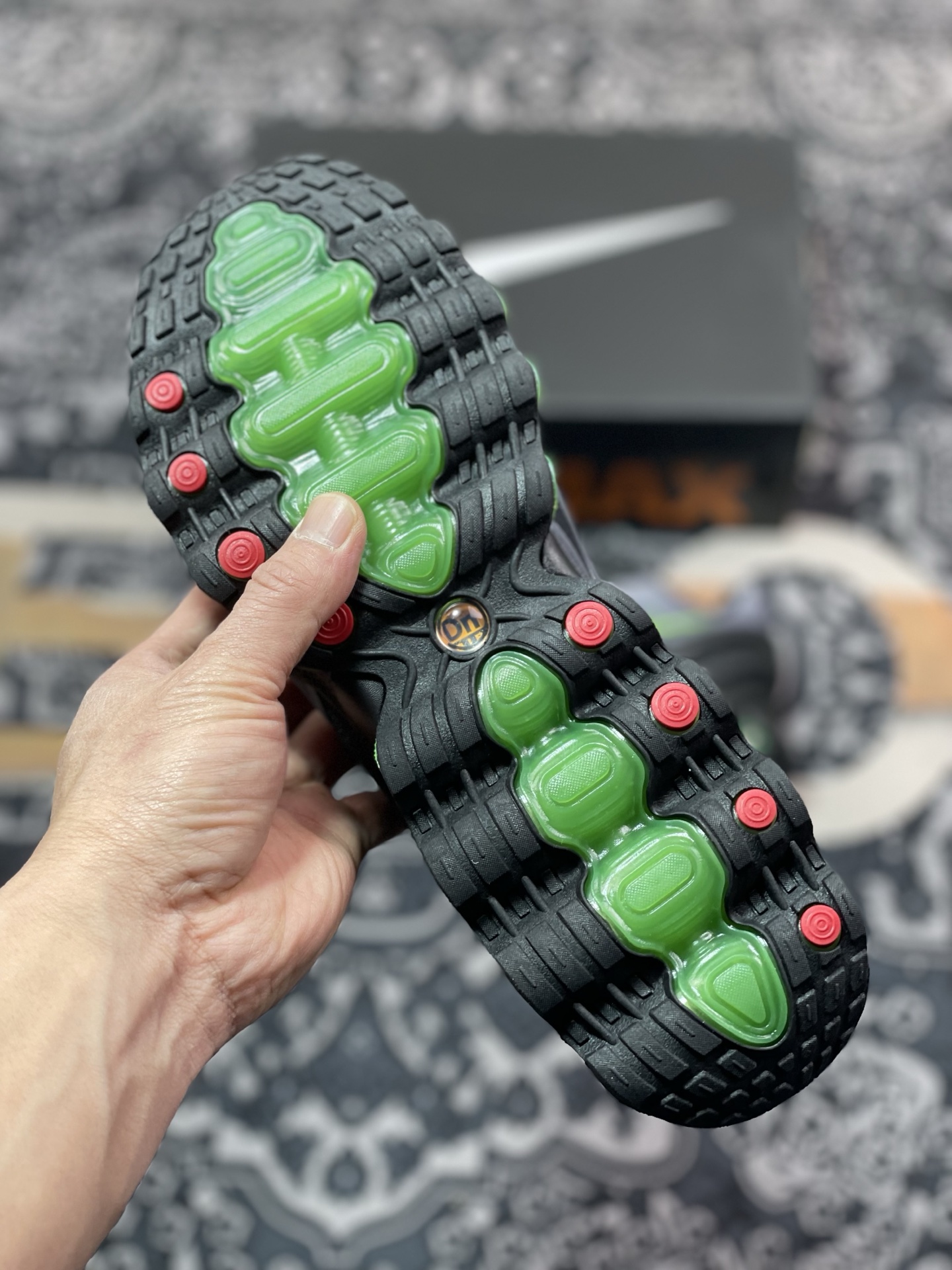 Nike Air Max Dn8 运动舒适减震 低帮跑步鞋 FQ7860-003 黑灰色