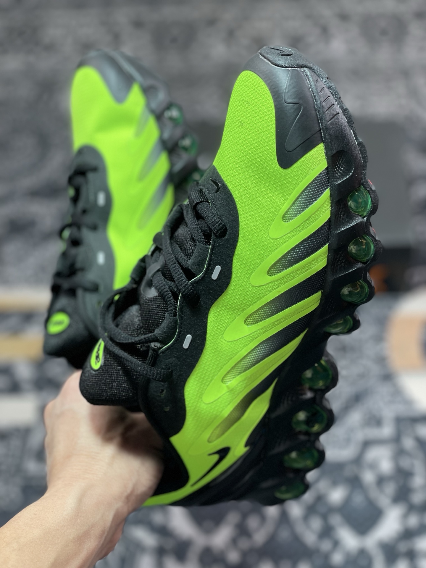A6190   Nike Air Max Dn8 运动舒适减震 低帮跑步鞋   FQ7860-017 黑荧光绿