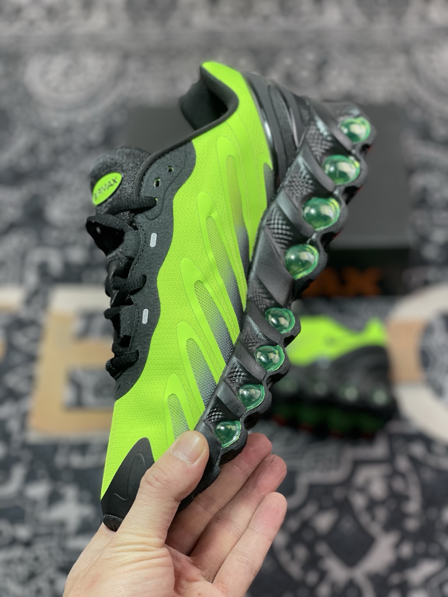 A6190   Nike Air Max Dn8 运动舒适减震 低帮跑步鞋   FQ7860-017 黑荧光绿