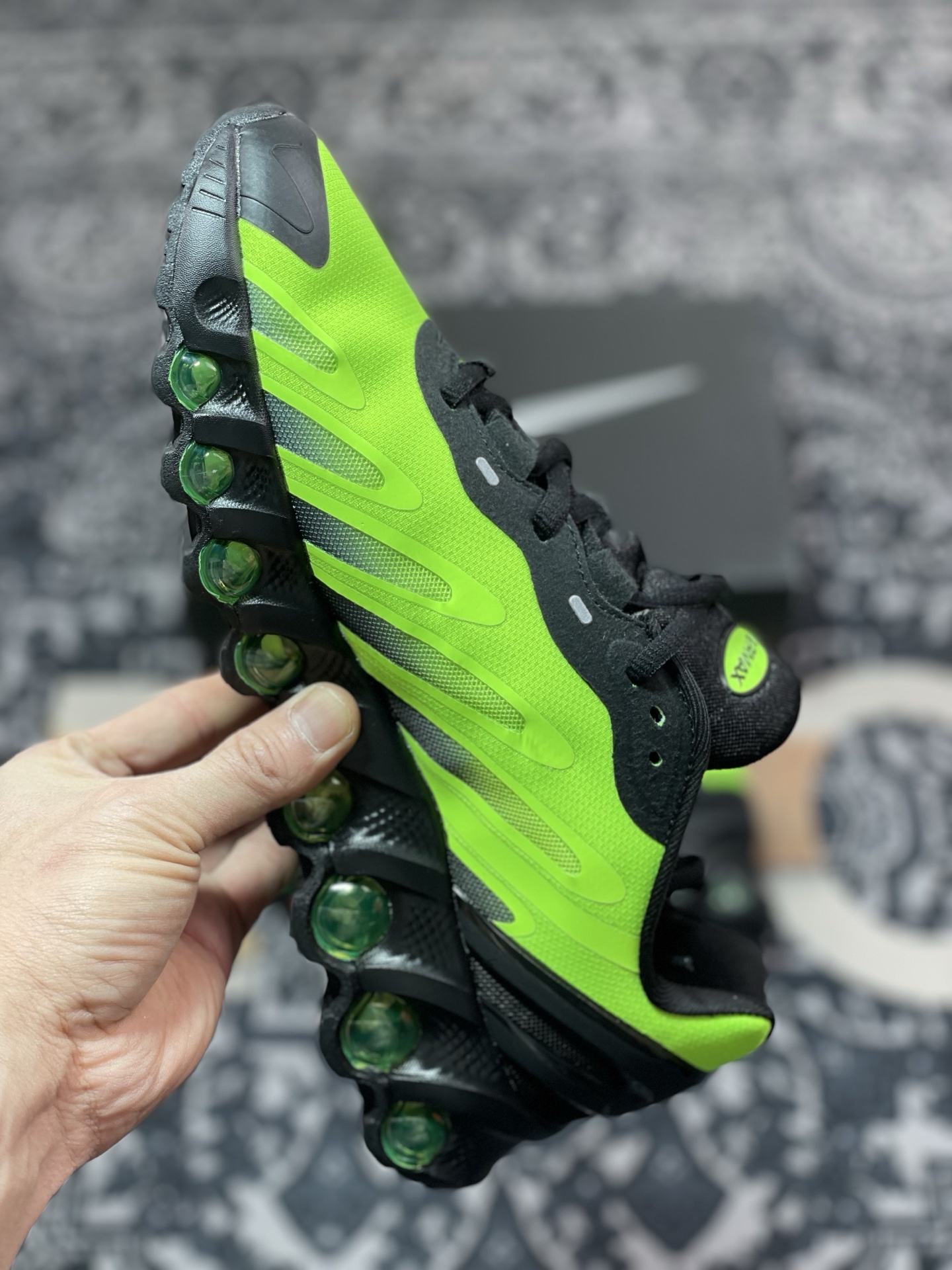 A6190   Nike Air Max Dn8 运动舒适减震 低帮跑步鞋   FQ7860-017 黑荧光绿