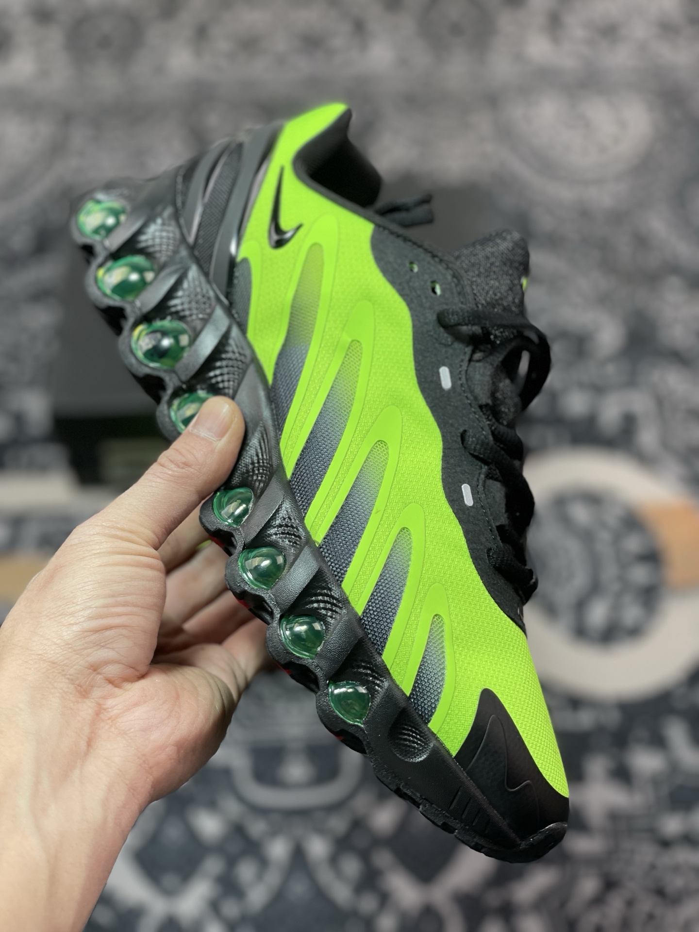 A6190   Nike Air Max Dn8 运动舒适减震 低帮跑步鞋   FQ7860-017 黑荧光绿