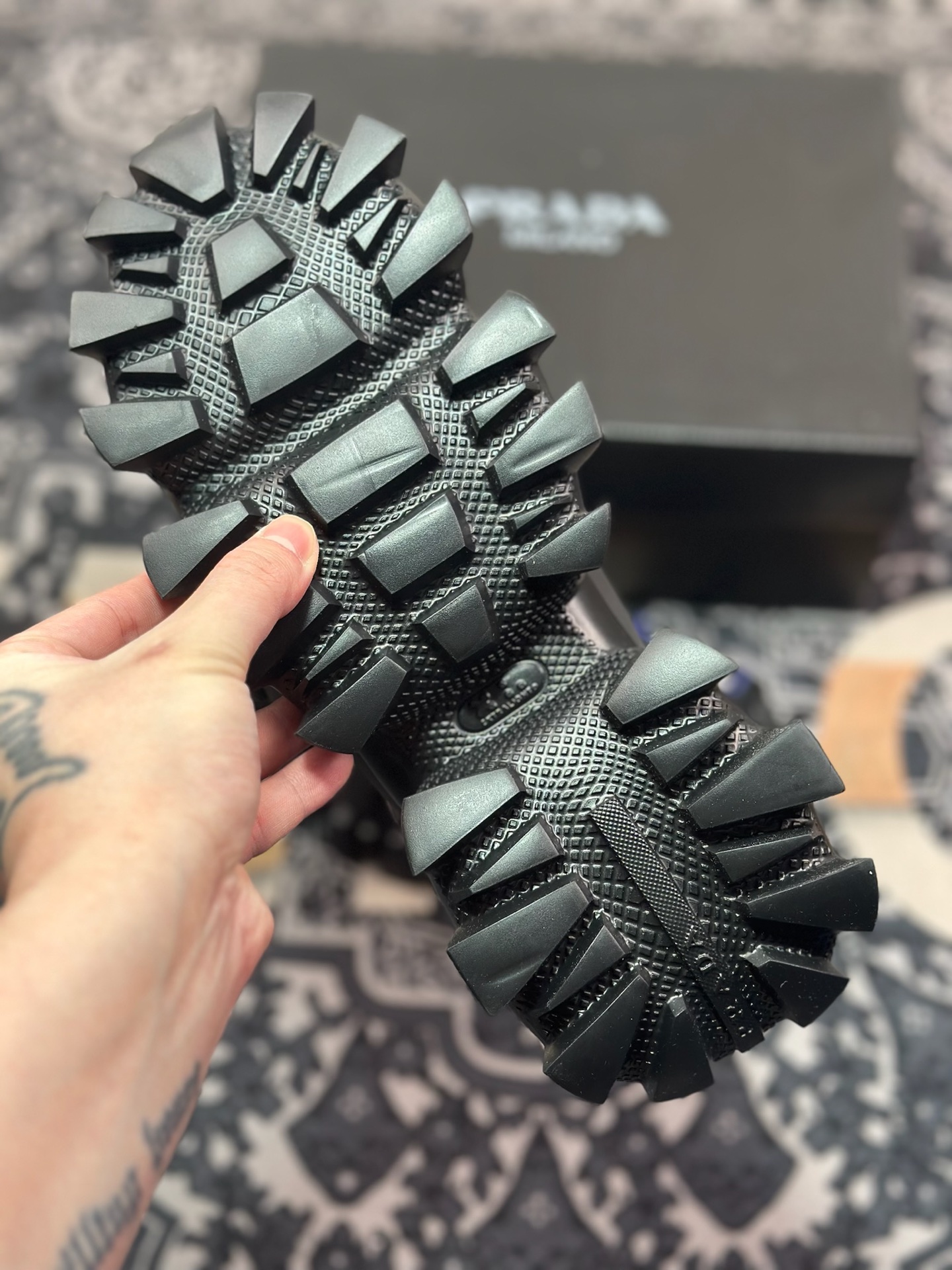 B7320  普拉达Prada Cloudbust Thunder Low Sneakers 风暴运动鞋“全黑镭射变色龙” 2EG293_3LA8_F0002