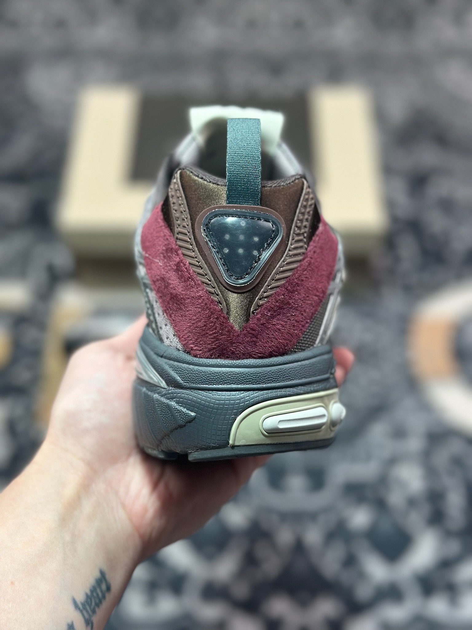 B2240  Song for the Mute x Adidas Adistar Cushion SFTM-004”Taupe Metallic Granite”慢跑鞋“联名金属银灰褐” JH9009