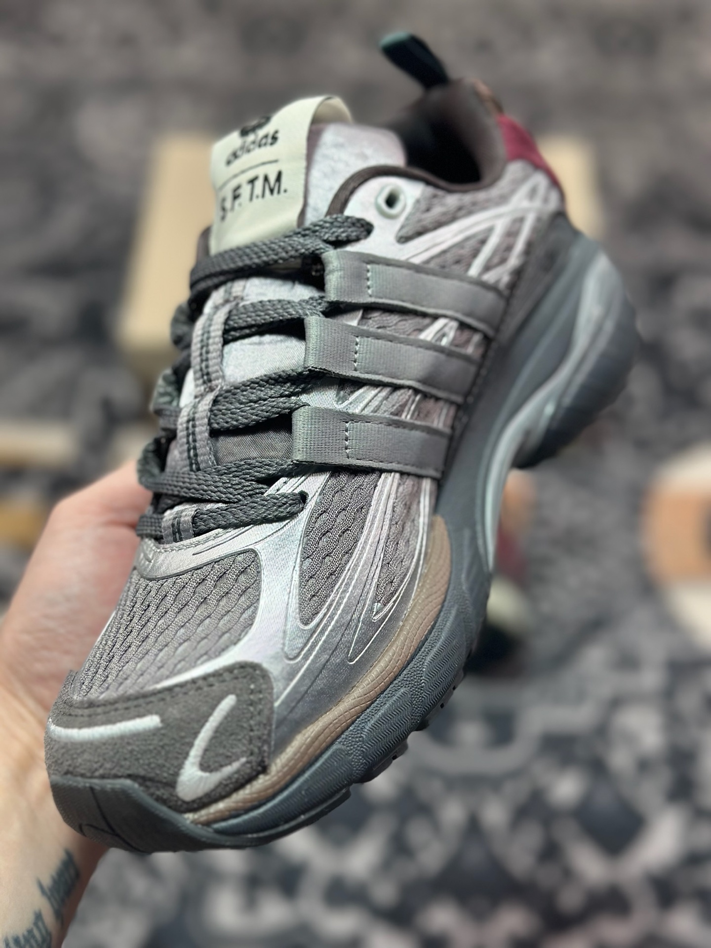 B2240  Song for the Mute x Adidas Adistar Cushion SFTM-004”Taupe Metallic Granite”慢跑鞋“联名金属银灰褐” JH9009