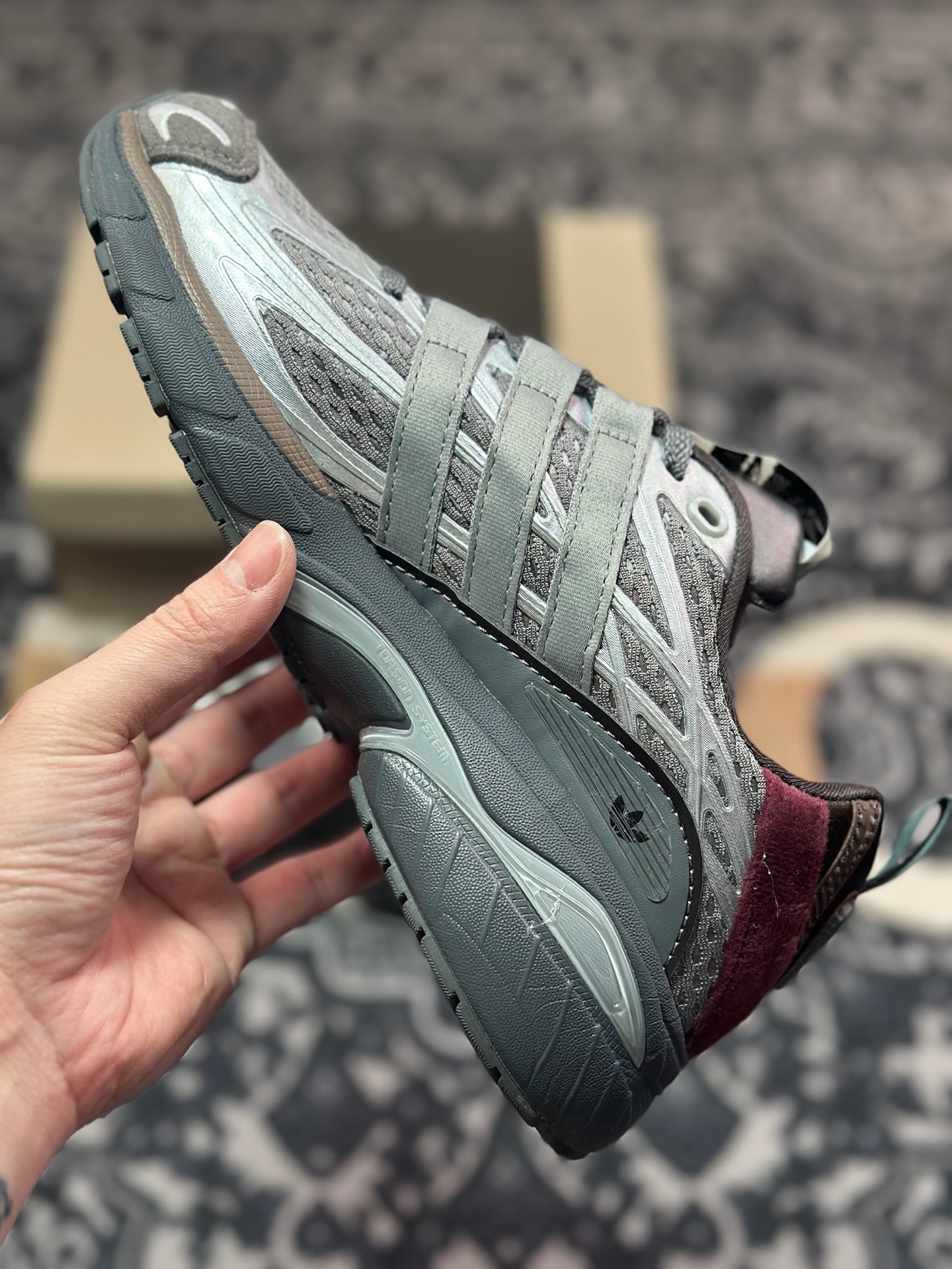 B2240  Song for the Mute x Adidas Adistar Cushion SFTM-004”Taupe Metallic Granite”慢跑鞋“联名金属银灰褐” JH9009