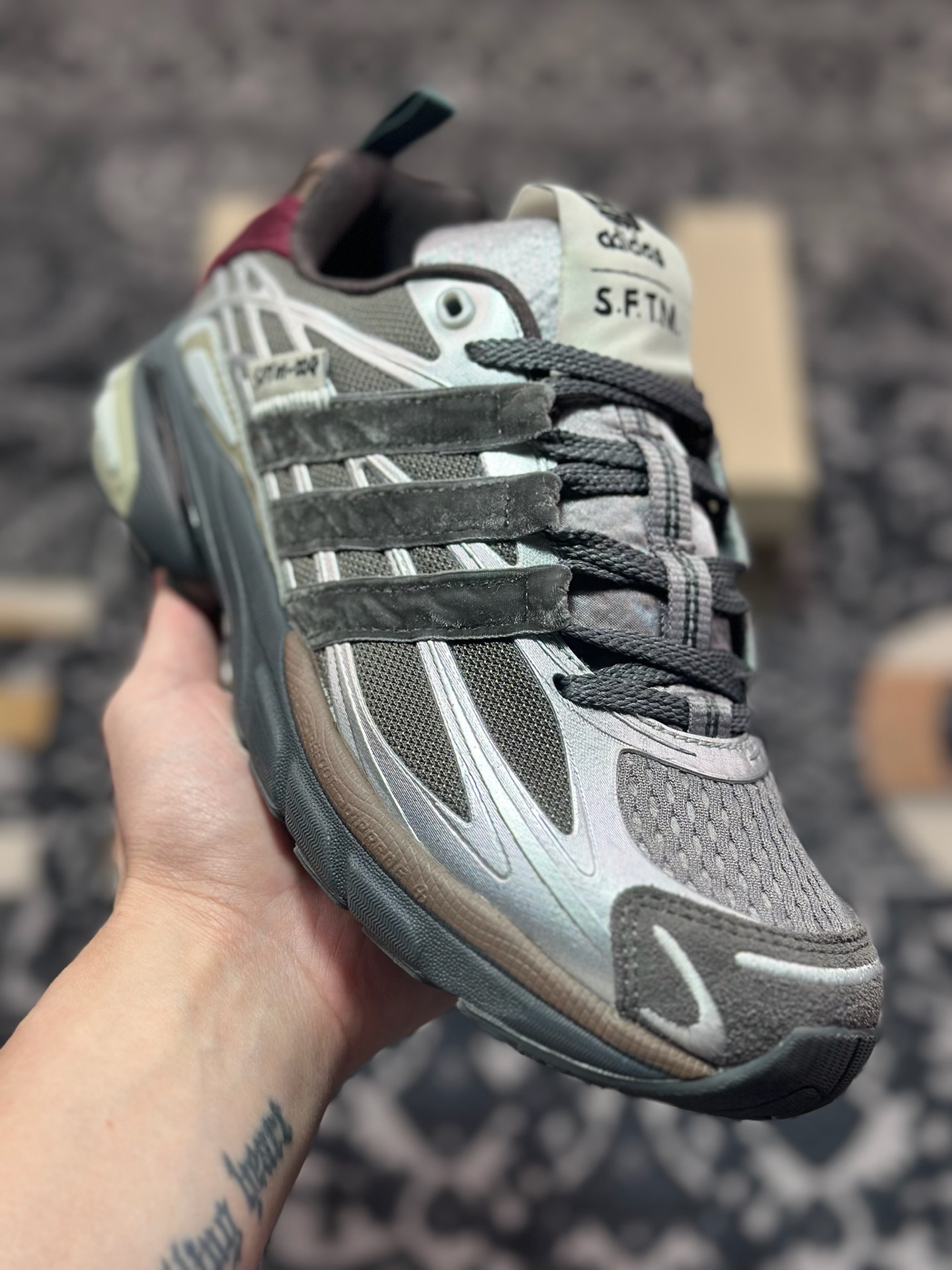 B2240  Song for the Mute x Adidas Adistar Cushion SFTM-004”Taupe Metallic Granite”慢跑鞋“联名金属银灰褐” JH9009