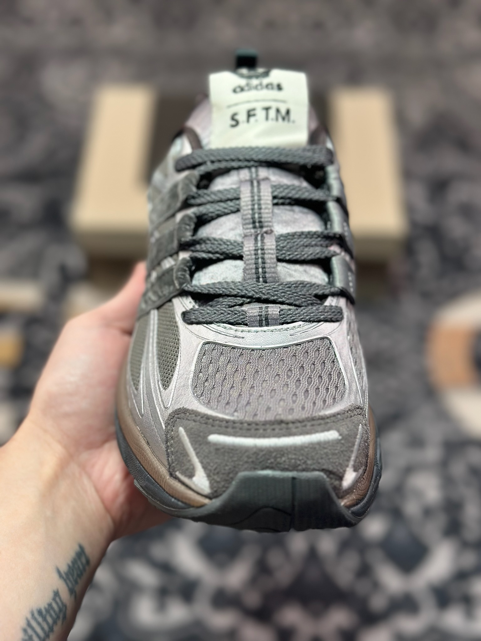 B2240  Song for the Mute x Adidas Adistar Cushion SFTM-004”Taupe Metallic Granite”慢跑鞋“联名金属银灰褐” JH9009