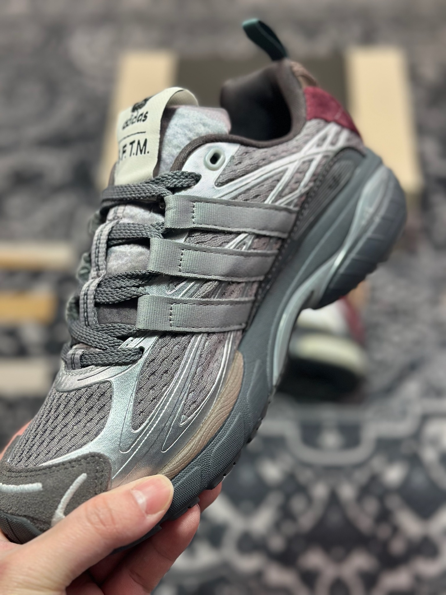 B2240  Song for the Mute x Adidas Adistar Cushion SFTM-004”Taupe Metallic Granite”慢跑鞋“联名金属银灰褐” JH9009