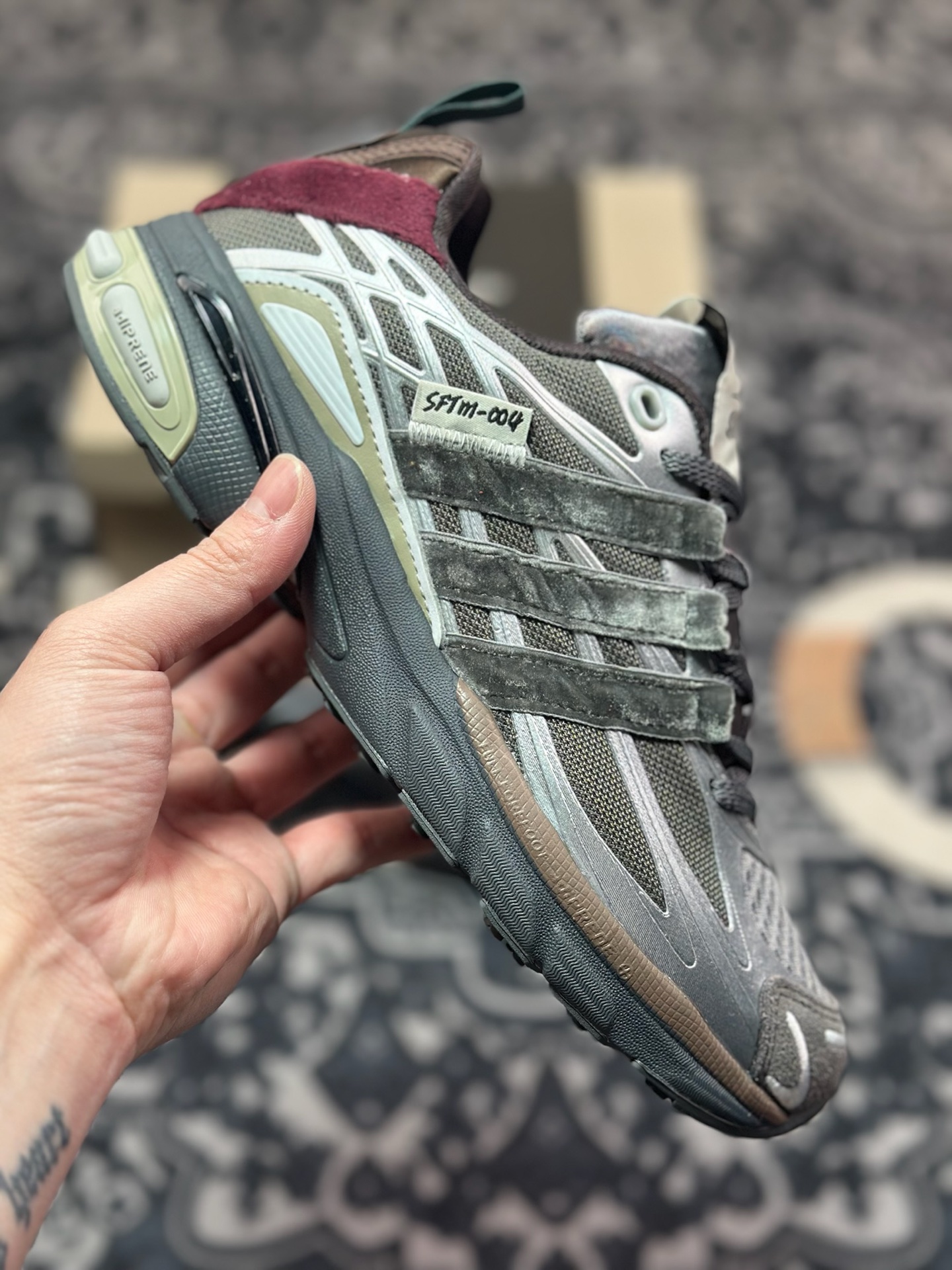 B2240  Song for the Mute x Adidas Adistar Cushion SFTM-004”Taupe Metallic Granite”慢跑鞋“联名金属银灰褐” JH9009