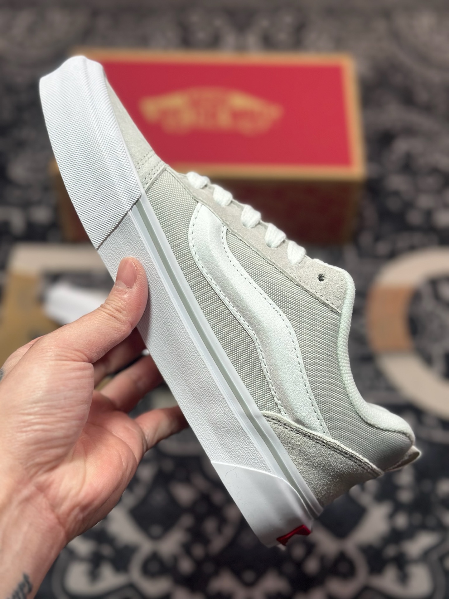 A2140   Vans Knu Skool 灰白 肥胖版立体大Logo 加厚鞋舌  低帮复古休闲硫化面包鞋