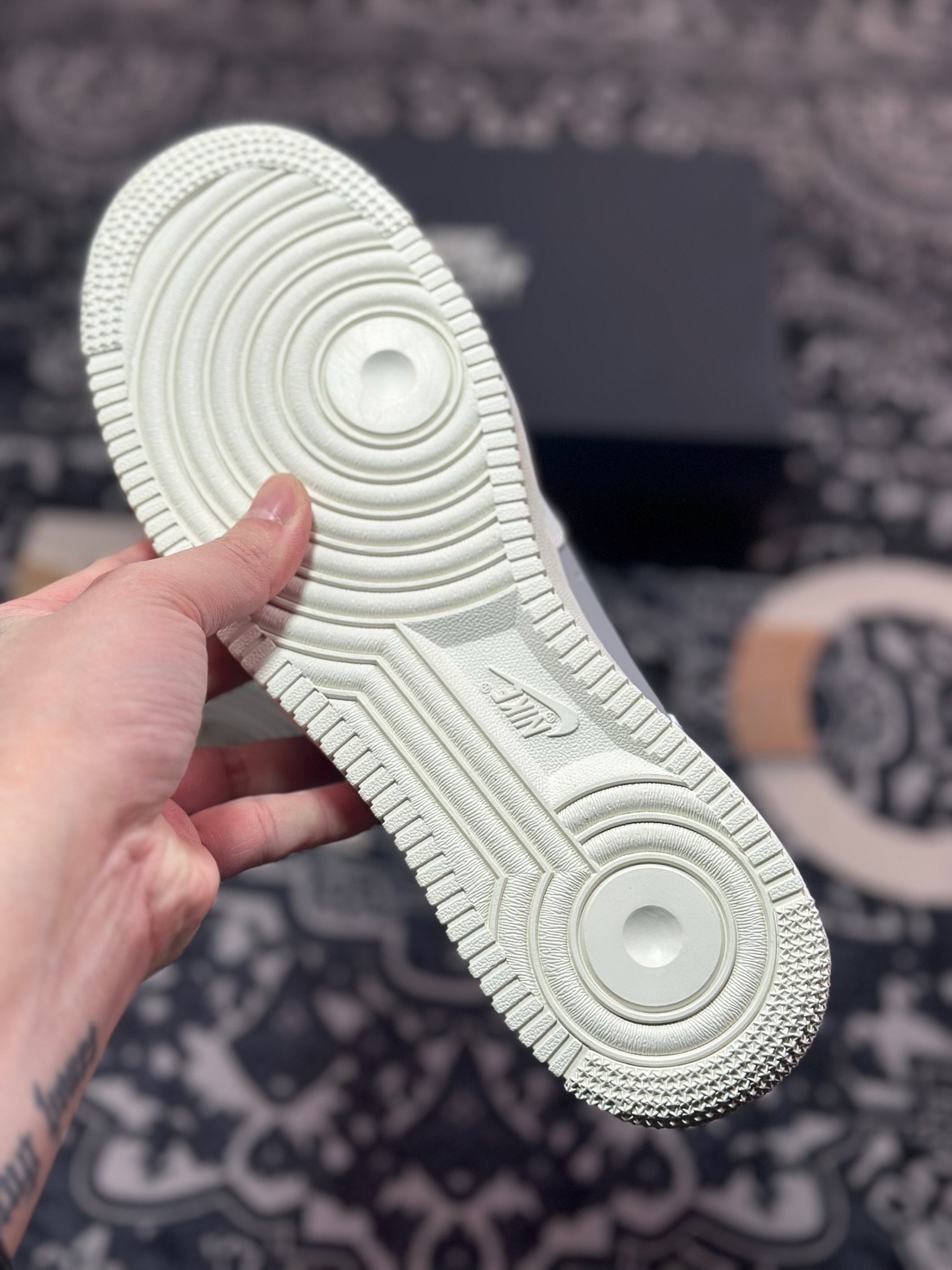 A8200   Air Sole气垫耐克Nike Air Force 1 '07 Low”Pale White/Grey/White”空军一号经典低帮百搭休闲运动板鞋“皮革拼接米白浅灰黑”RS2696-112