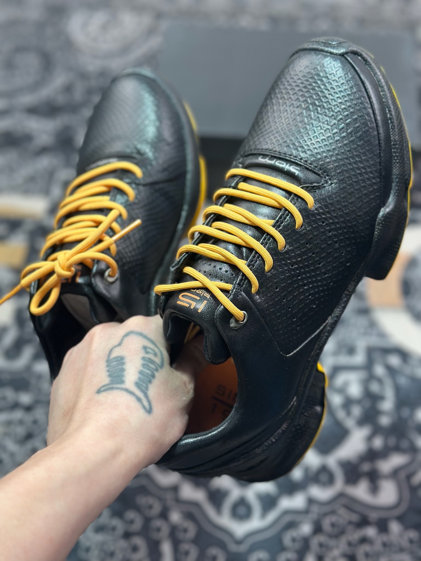 ECCO爱步Men's Sports Running Biom C Leather 健步C系列低帮运动鞋“皮革黑亮黄”800334 61092