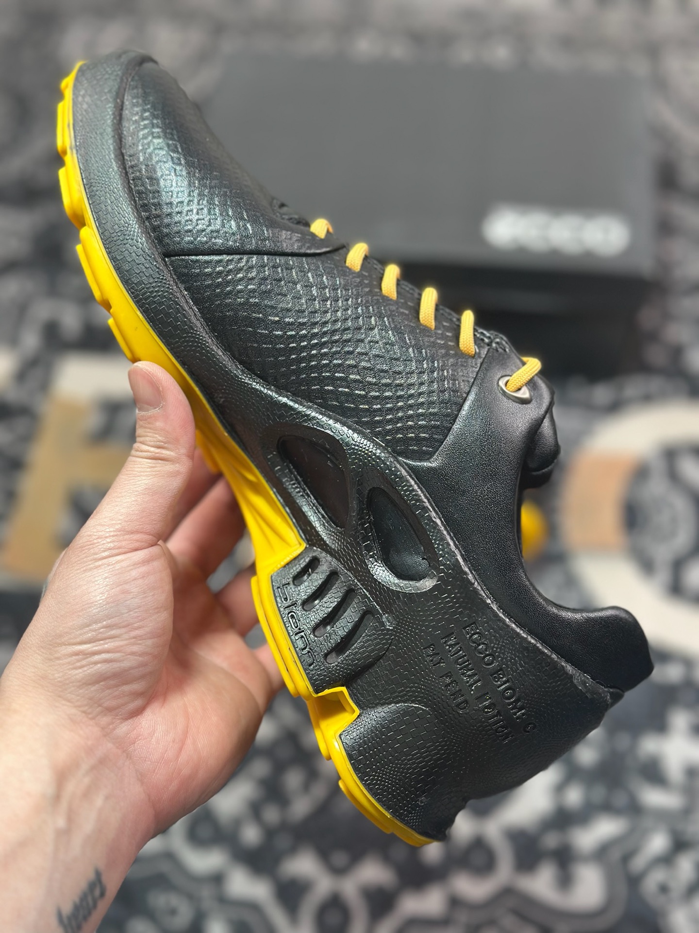 ECCO爱步Men's Sports Running Biom C Leather 健步C系列低帮运动鞋“皮革黑亮黄”800334 61092