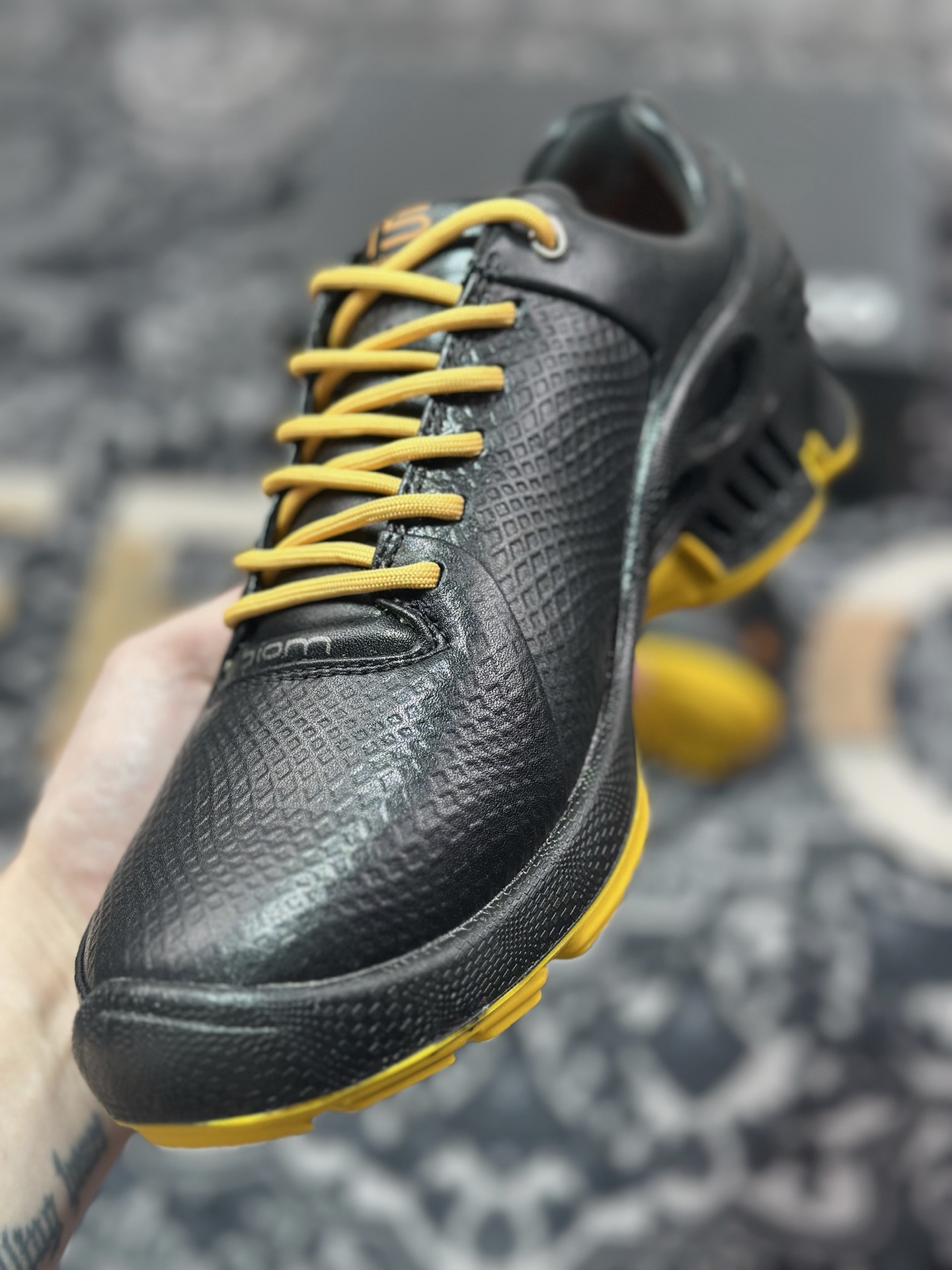 ECCO爱步Men's Sports Running Biom C Leather 健步C系列低帮运动鞋“皮革黑亮黄”800334 61092