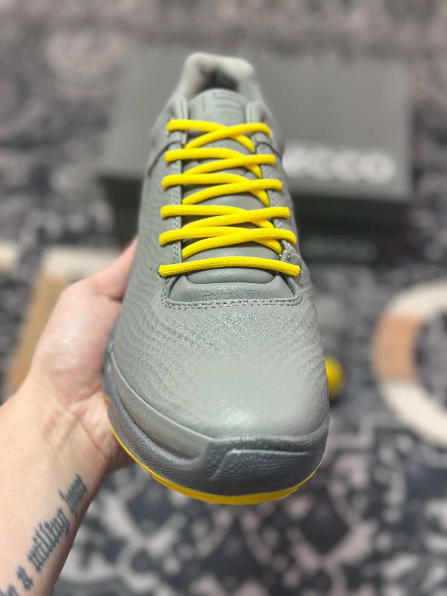 B7300  ECCO爱步Men's Sports Running Biom C Leather 健步C系列低帮百搭休闲运动鞋“皮革水泥灰亮黄” 800334 61067
