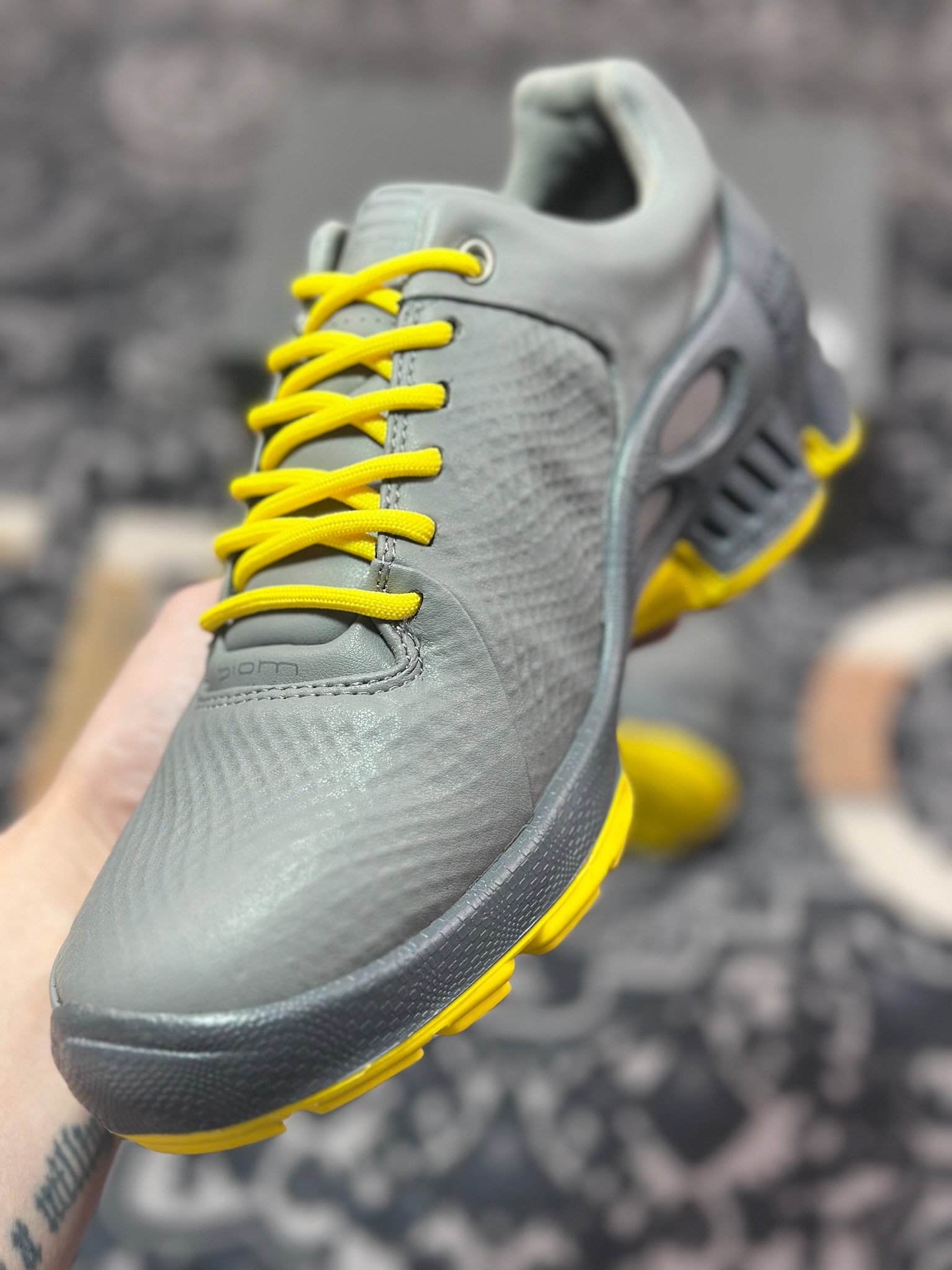 B7300  ECCO爱步Men's Sports Running Biom C Leather 健步C系列低帮百搭休闲运动鞋“皮革水泥灰亮黄” 800334 61067