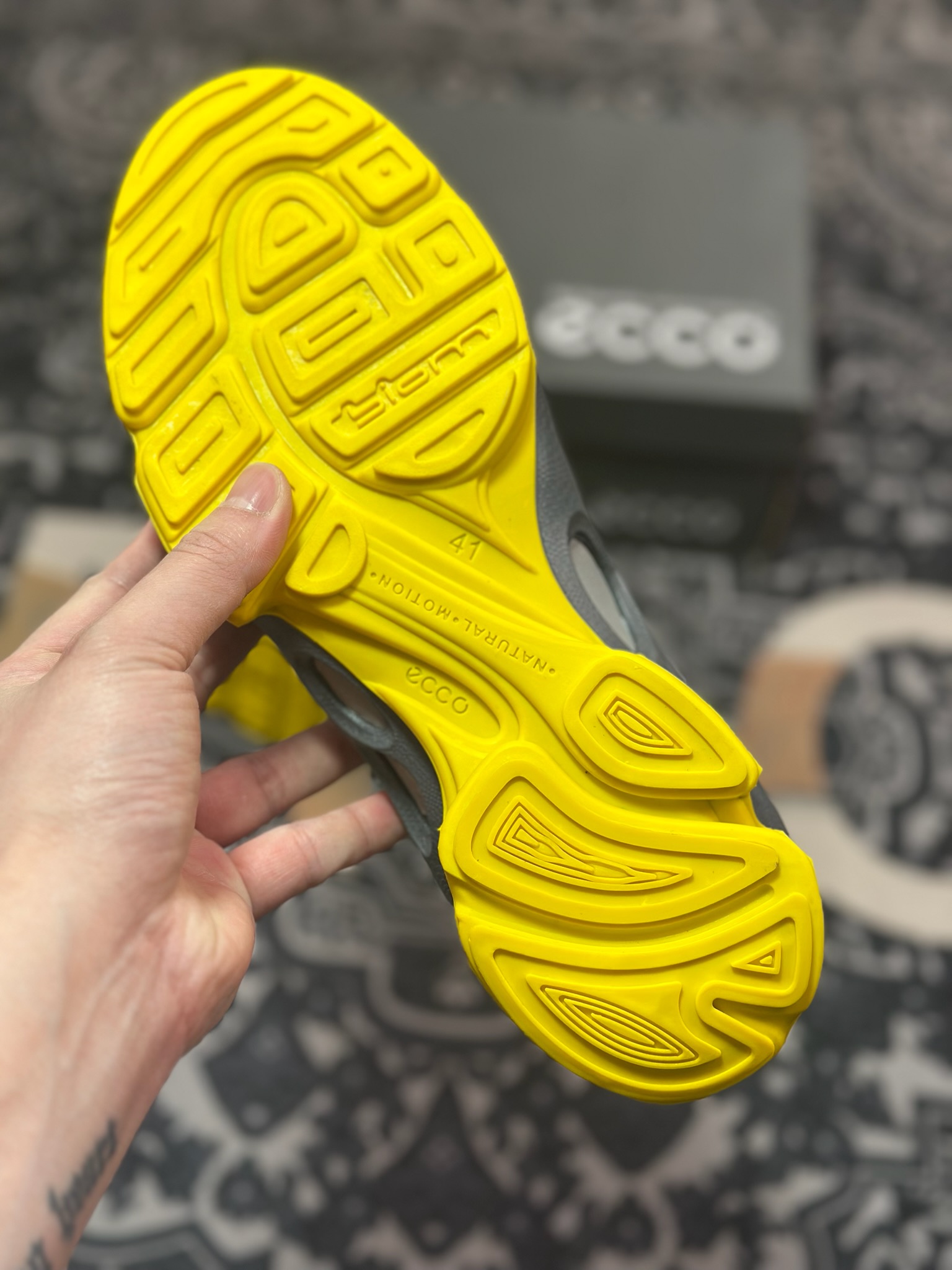 B7300  ECCO爱步Men's Sports Running Biom C Leather 健步C系列低帮百搭休闲运动鞋“皮革水泥灰亮黄” 800334 61067