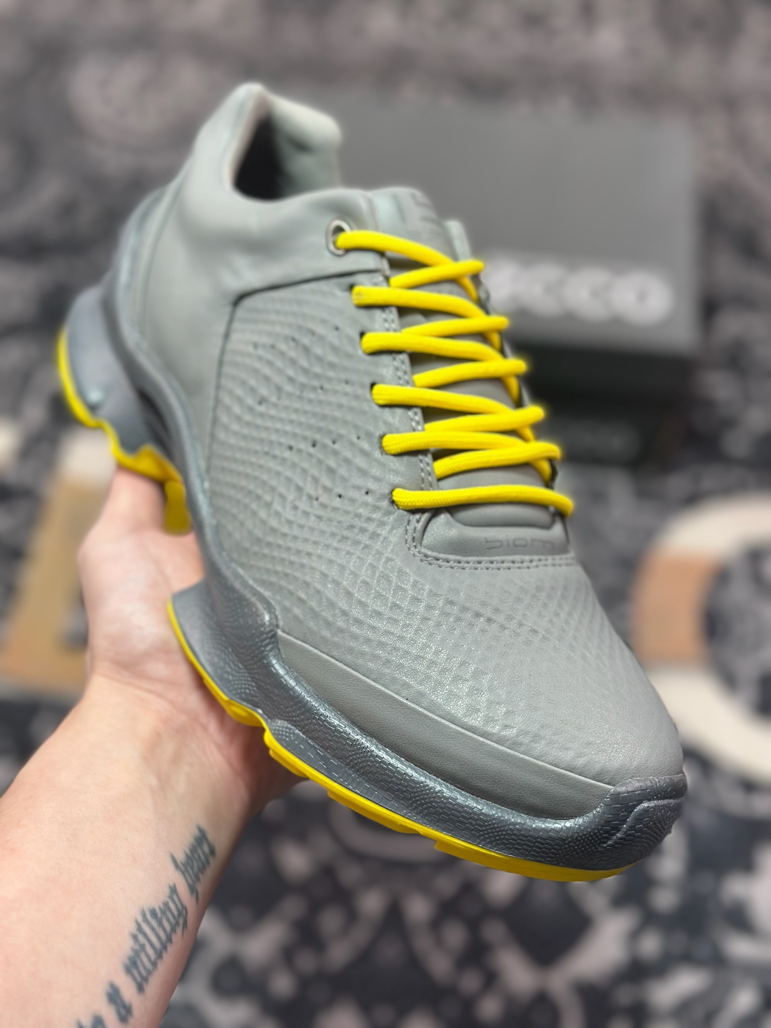 B7300  ECCO爱步Men's Sports Running Biom C Leather 健步C系列低帮百搭休闲运动鞋“皮革水泥灰亮黄” 800334 61067