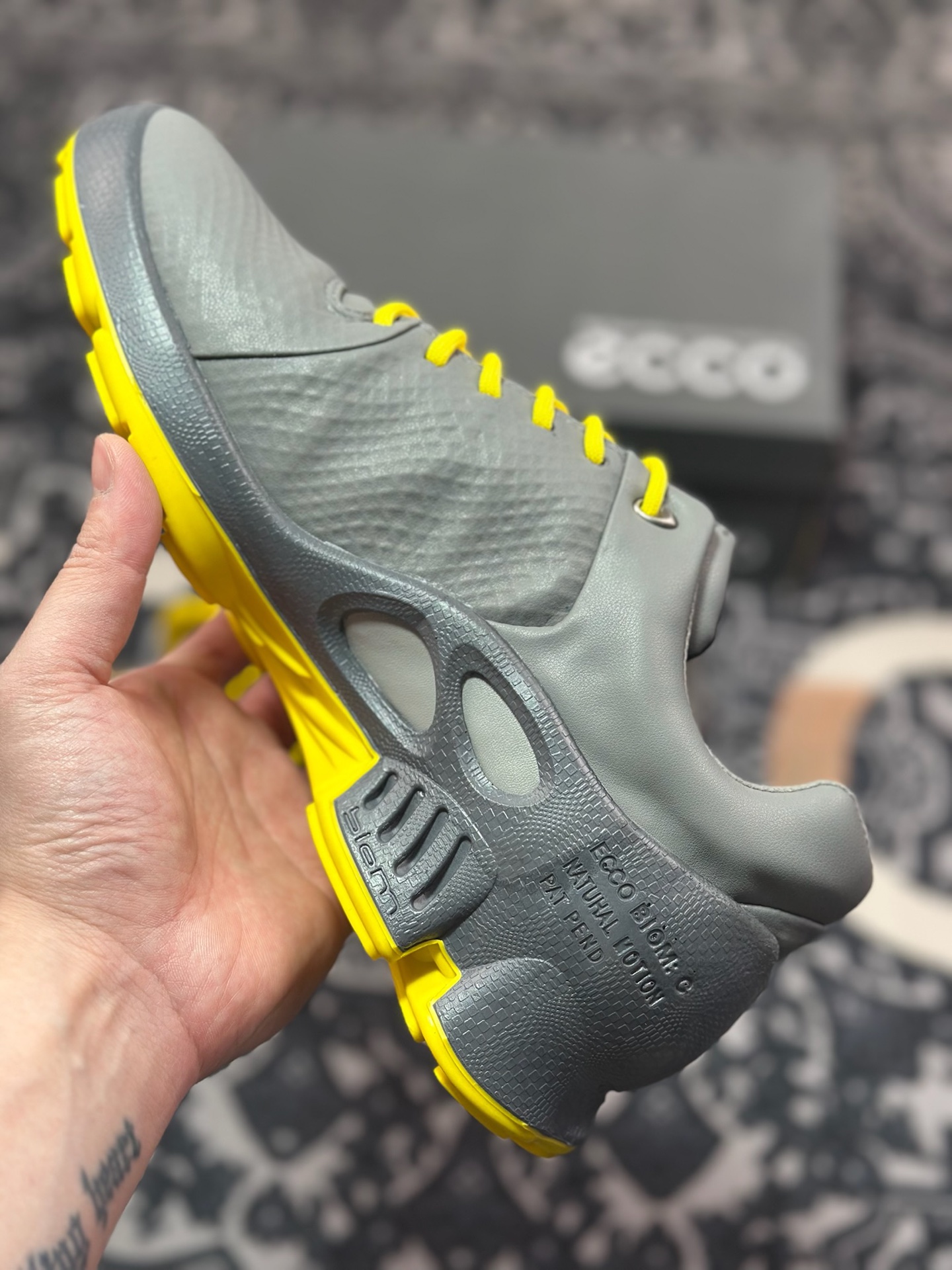 B7300  ECCO爱步Men's Sports Running Biom C Leather 健步C系列低帮百搭休闲运动鞋“皮革水泥灰亮黄” 800334 61067