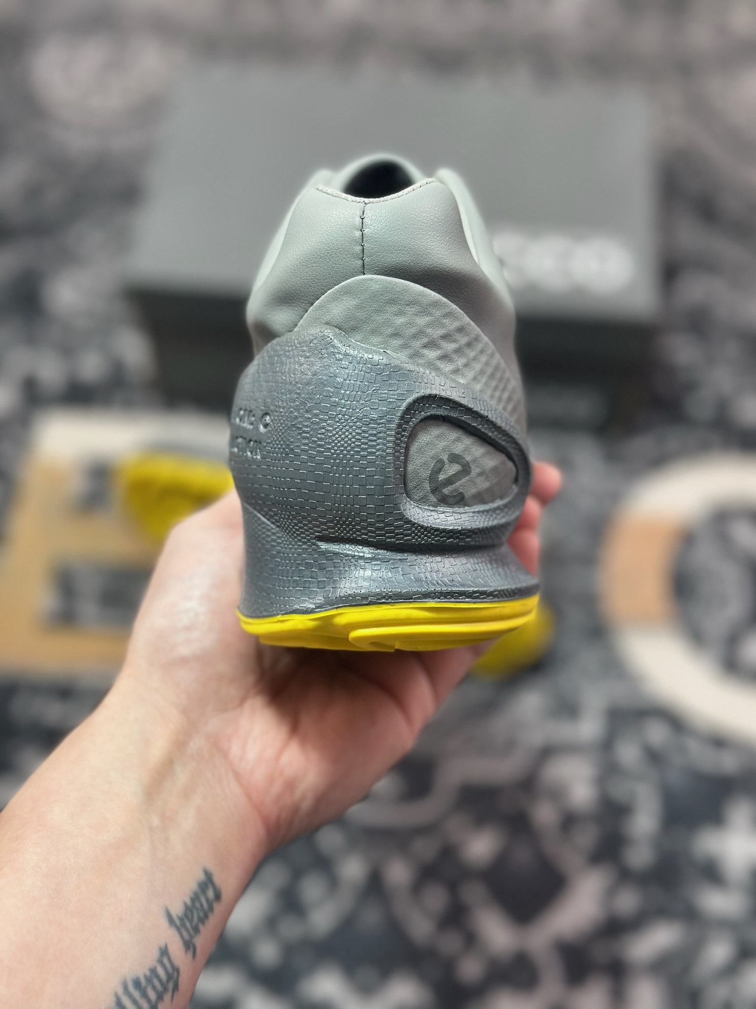 B7300  ECCO爱步Men's Sports Running Biom C Leather 健步C系列低帮百搭休闲运动鞋“皮革水泥灰亮黄” 800334 61067