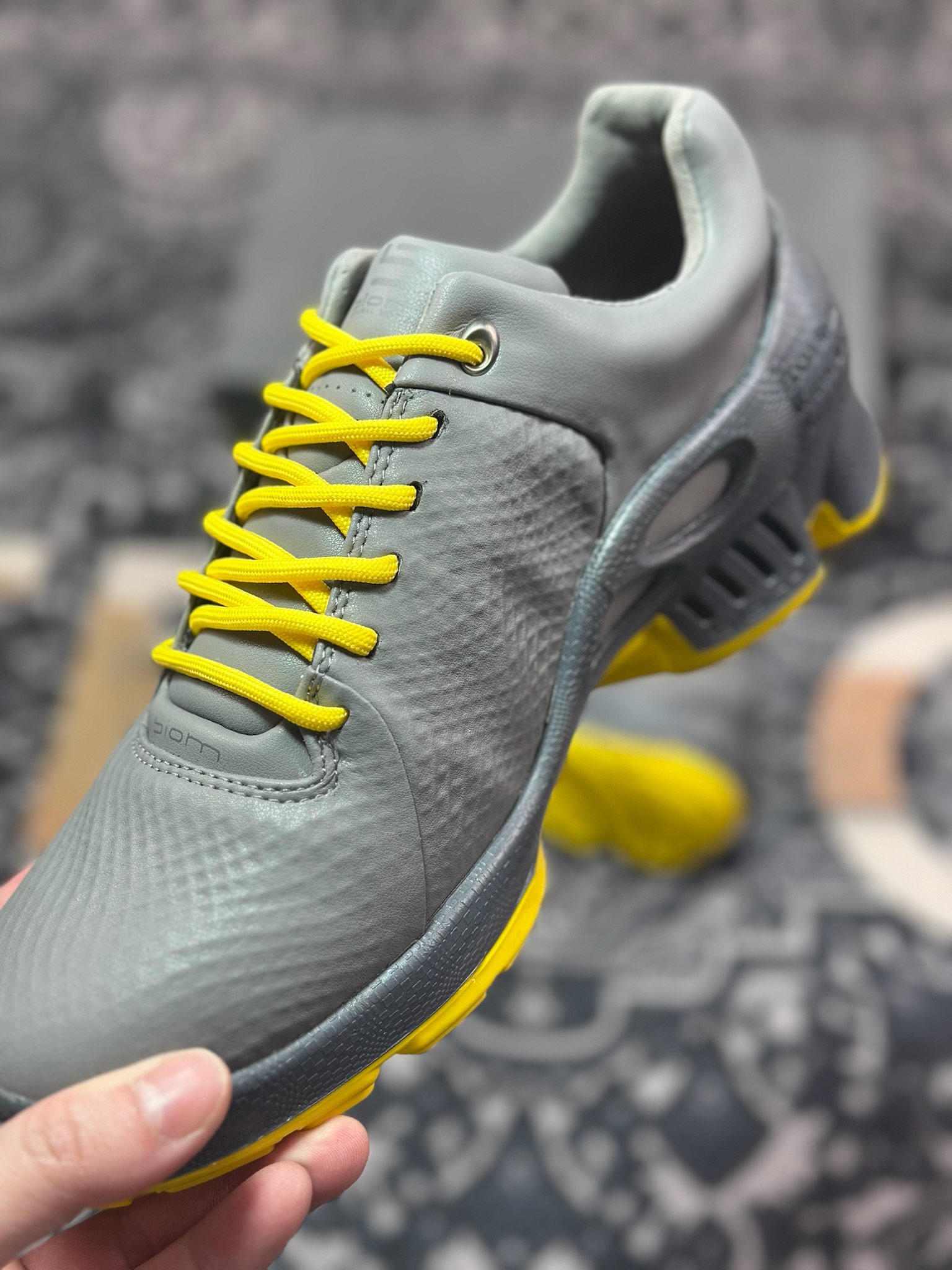 B7300  ECCO爱步Men's Sports Running Biom C Leather 健步C系列低帮百搭休闲运动鞋“皮革水泥灰亮黄” 800334 61067