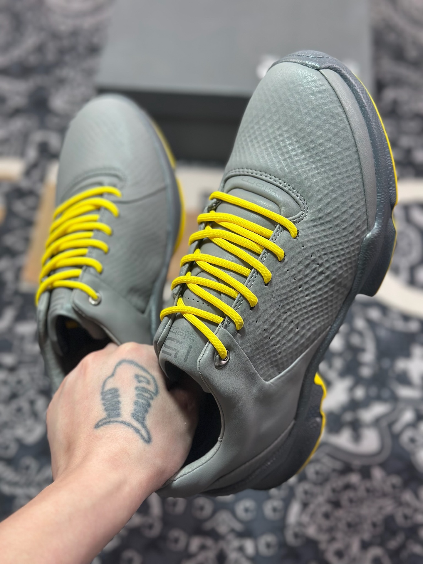 B7300  ECCO爱步Men's Sports Running Biom C Leather 健步C系列低帮百搭休闲运动鞋“皮革水泥灰亮黄” 800334 61067