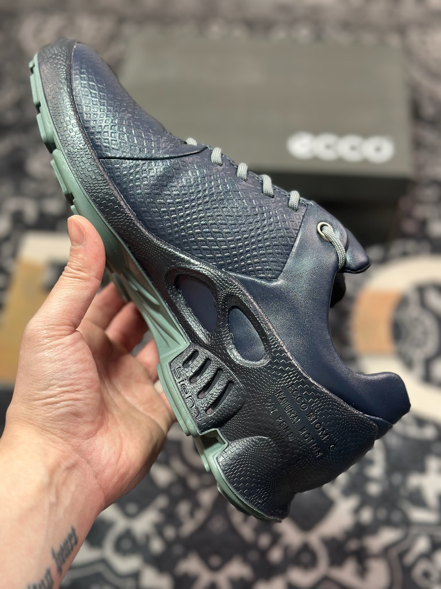 B7300  ECCO爱步Men's Sports Running Biom C Leather 健步C系列低帮运动鞋“皮革暗蓝石绿” 800334 61095