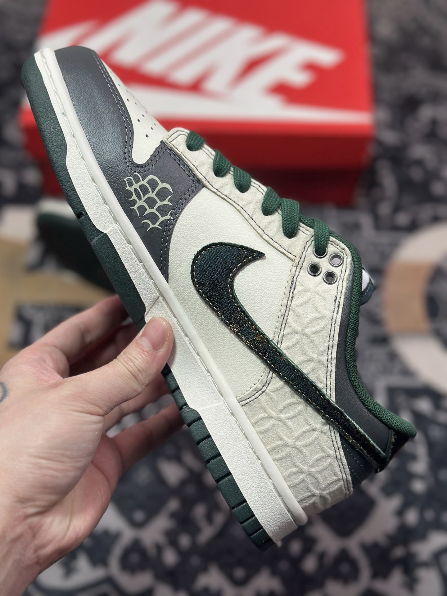 B5300  Nike Dunk Low CNY 蛇年 蜕尘迎金此款以蛇蜕新生为灵感 DV0833-111