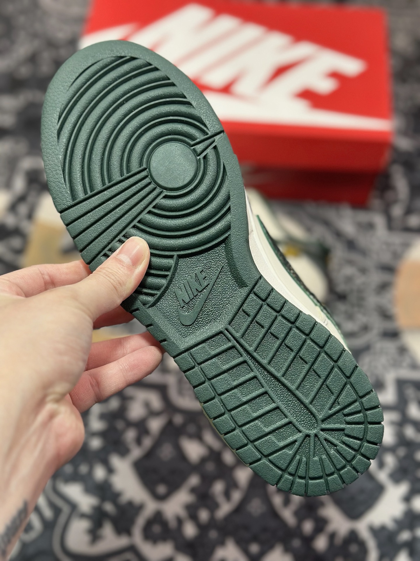 B5300  Nike Dunk Low CNY 蛇年 蜕尘迎金此款以蛇蜕新生为灵感 DV0833-111