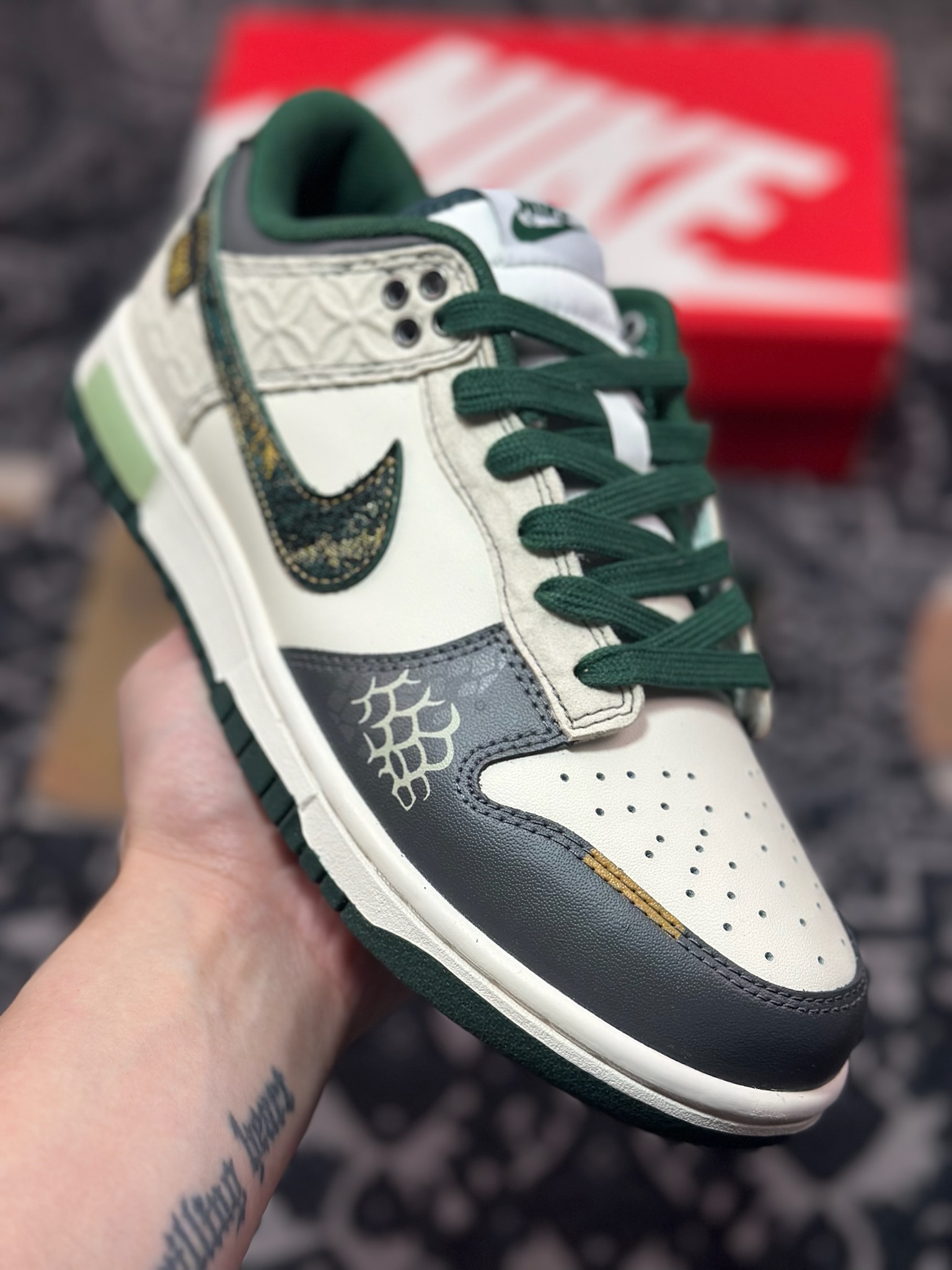 B5300  Nike Dunk Low CNY 蛇年 蜕尘迎金此款以蛇蜕新生为灵感 DV0833-111