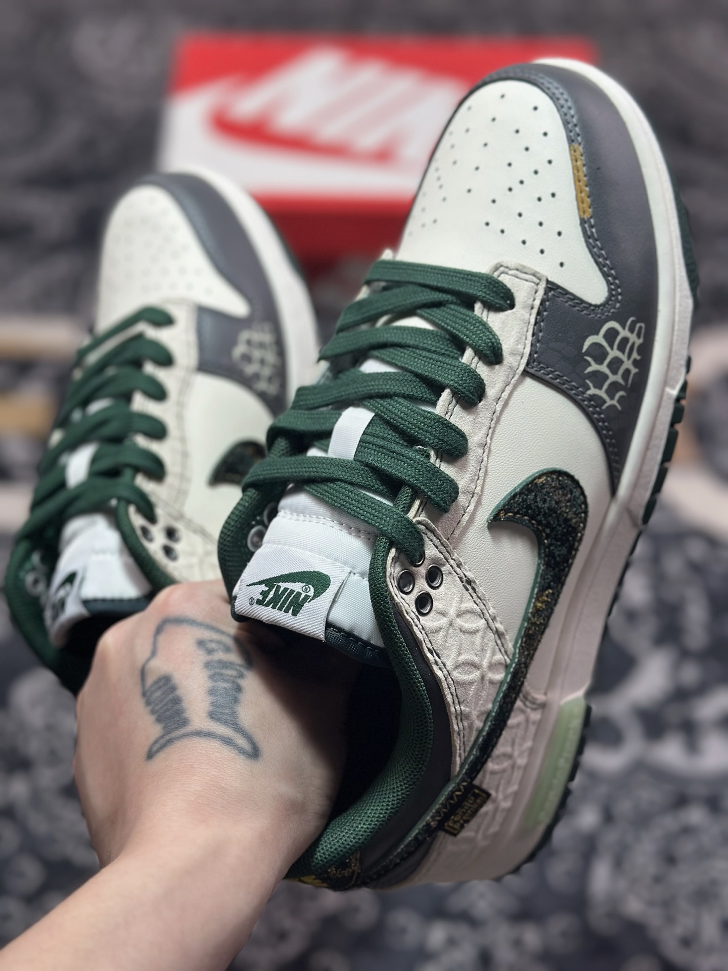 B5300  Nike Dunk Low CNY 蛇年 蜕尘迎金此款以蛇蜕新生为灵感 DV0833-111