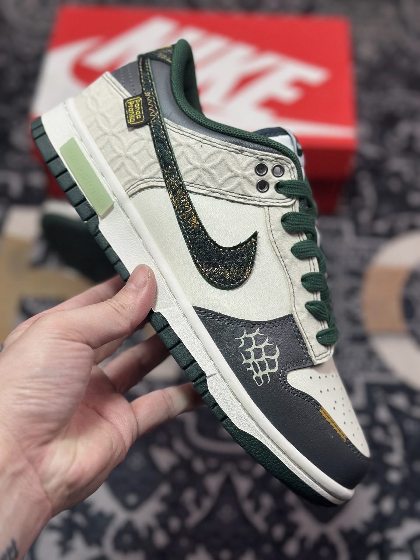 B5300  Nike Dunk Low CNY 蛇年 蜕尘迎金此款以蛇蜕新生为灵感 DV0833-111