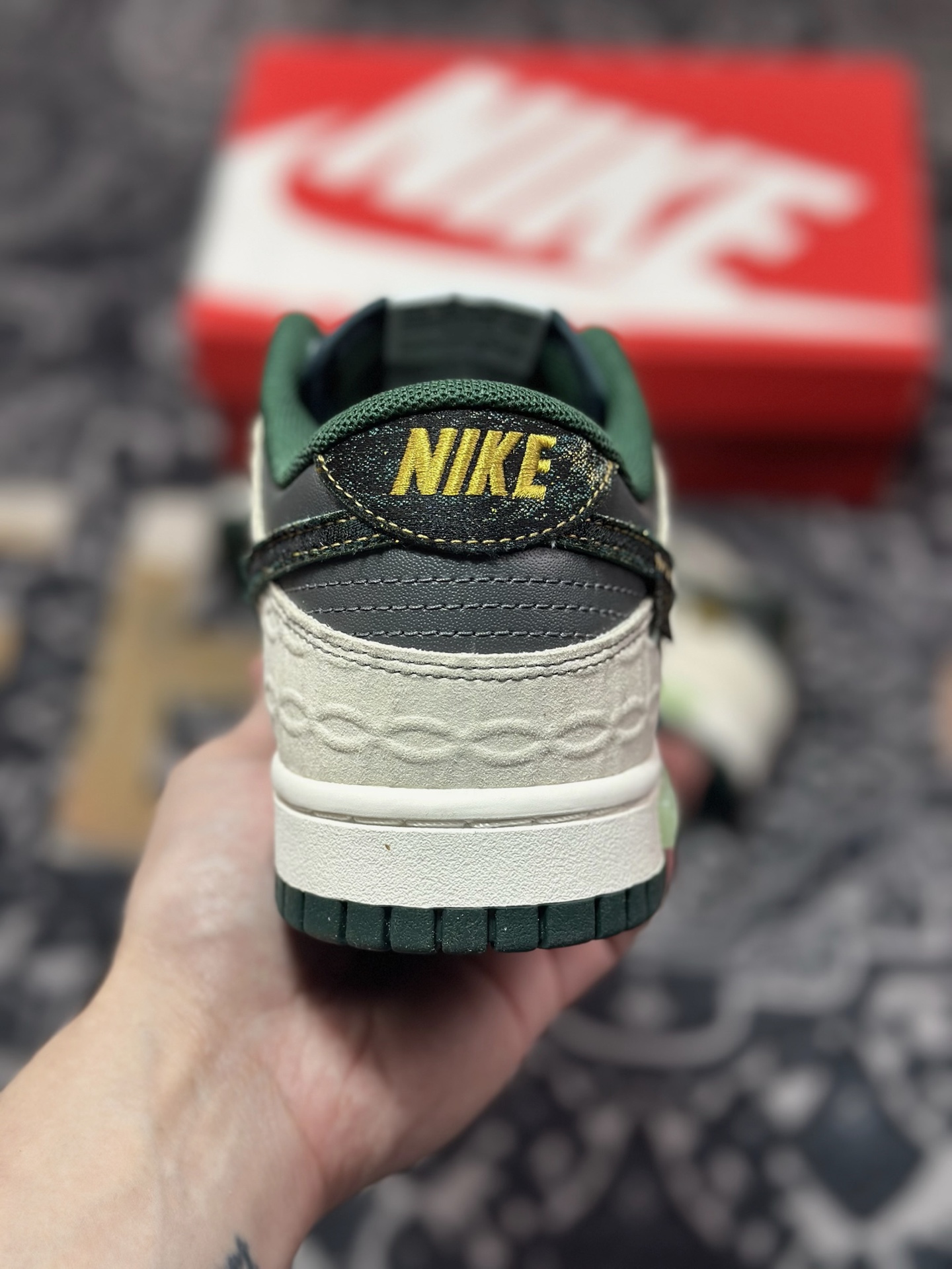 B5300  Nike Dunk Low CNY 蛇年 蜕尘迎金此款以蛇蜕新生为灵感 DV0833-111