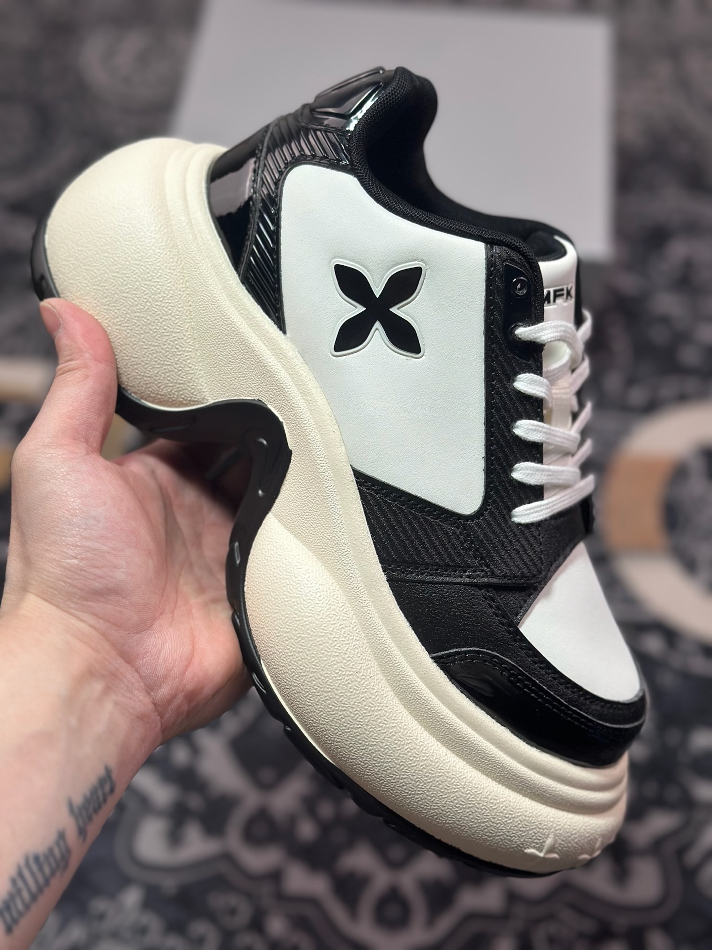 C1340 SMFK Future Ripple 未来涟漪系列低帮复古阔型厚底慢跑鞋“皮革黑米白十字花” SN003BW
