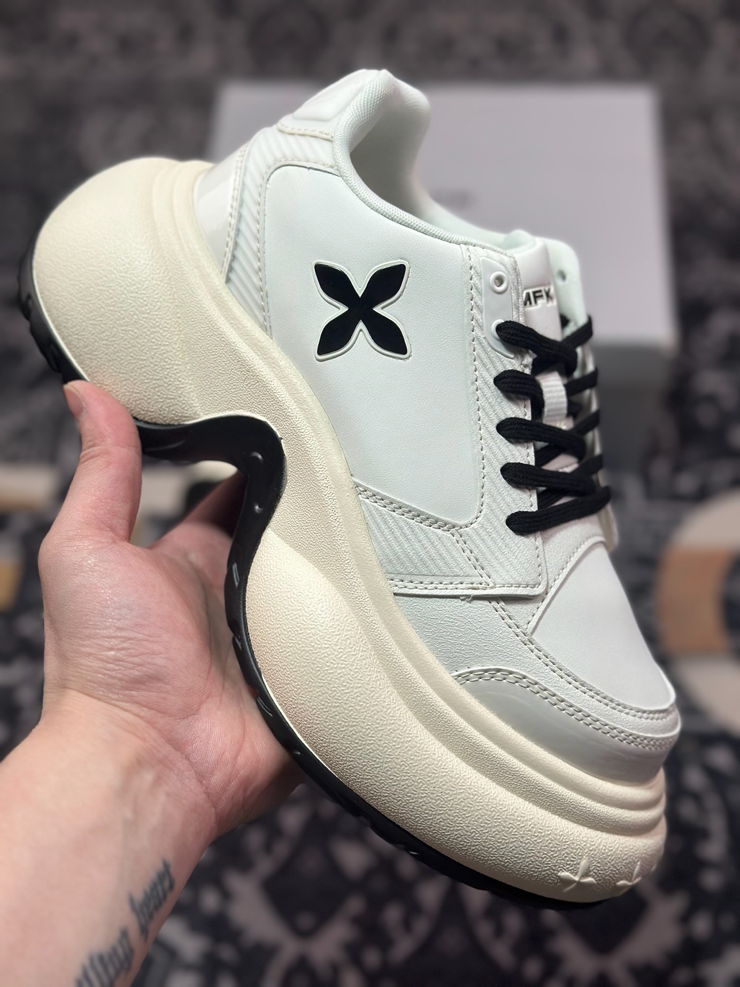 C1340  SMFK Future Ripple 未来涟漪系列低帮复古阔型厚底慢跑鞋“皮革米白黑十字花” SN003W