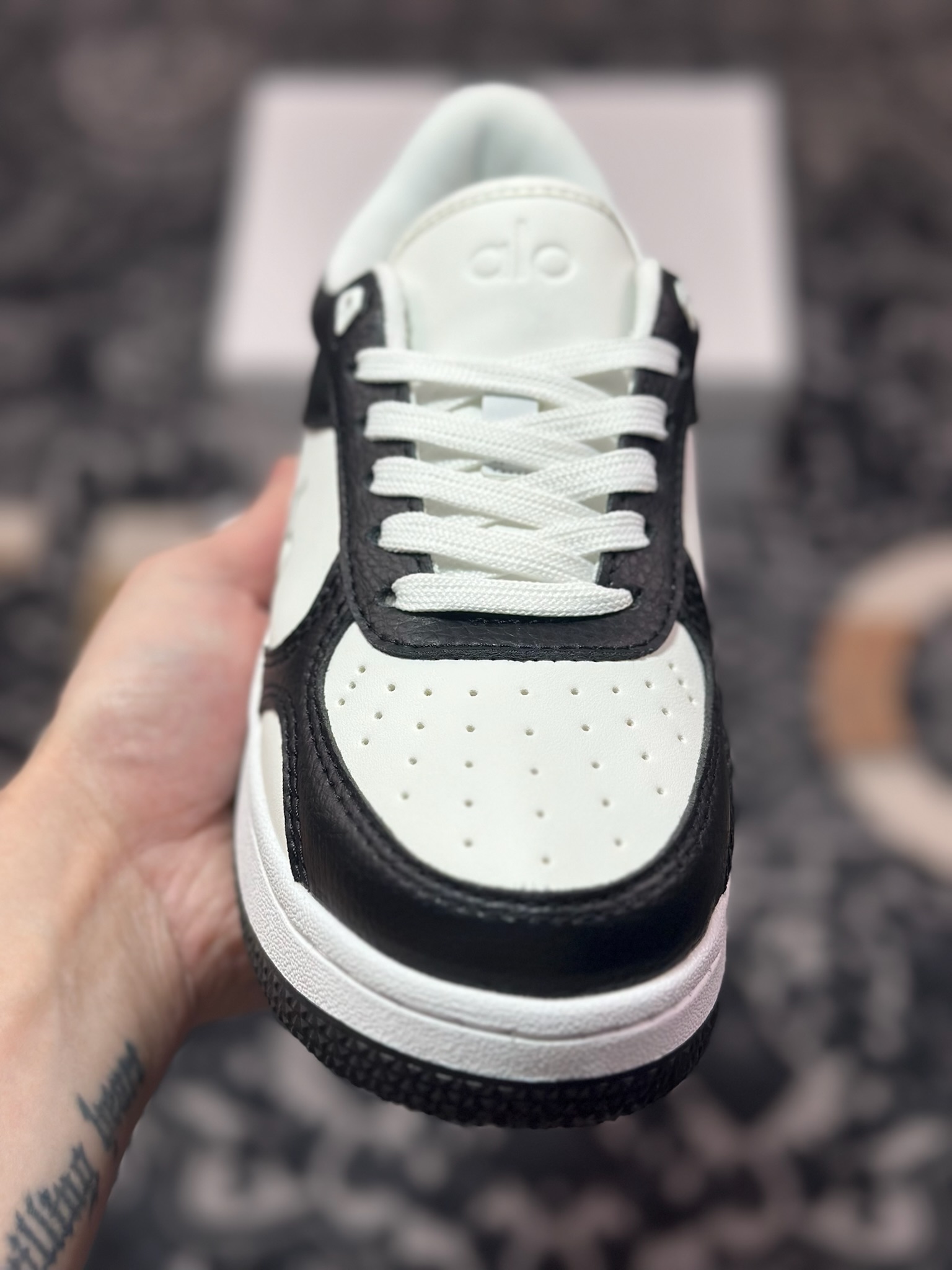 B2240   Alo Yoga Recovery Mode Sneaker  Low 恢复模式系列低帮滑板板鞋“皮革深灰白” A0685U_057940